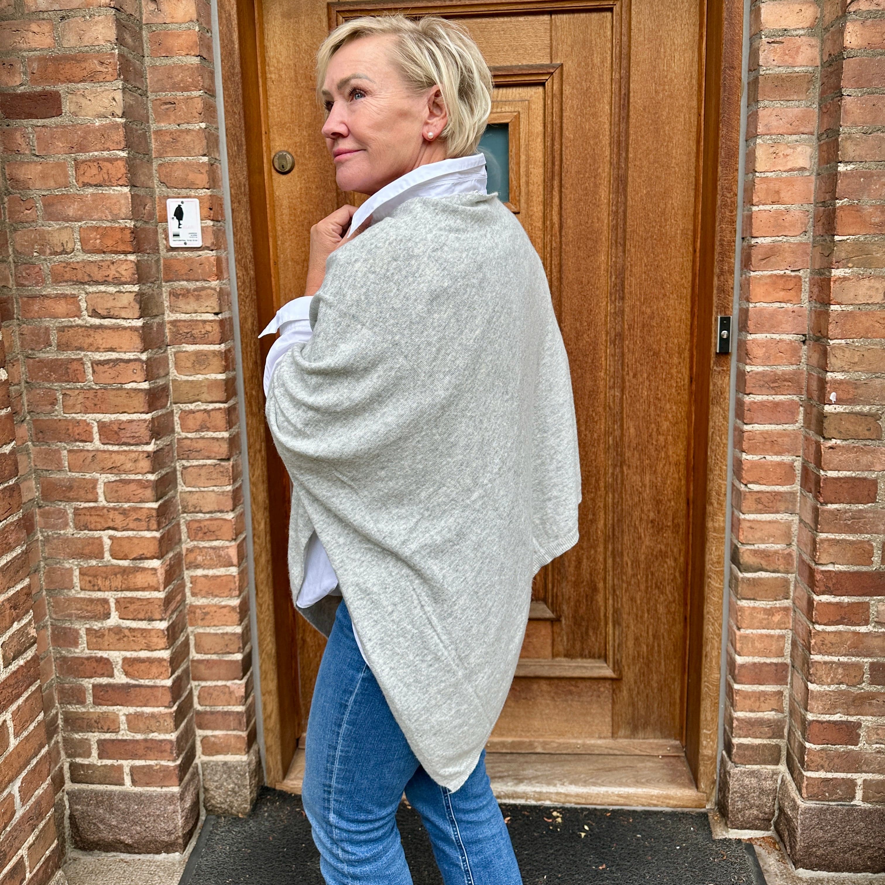 Poncho i 10% Cashmere - Lysegrå Uldplaiden.dk