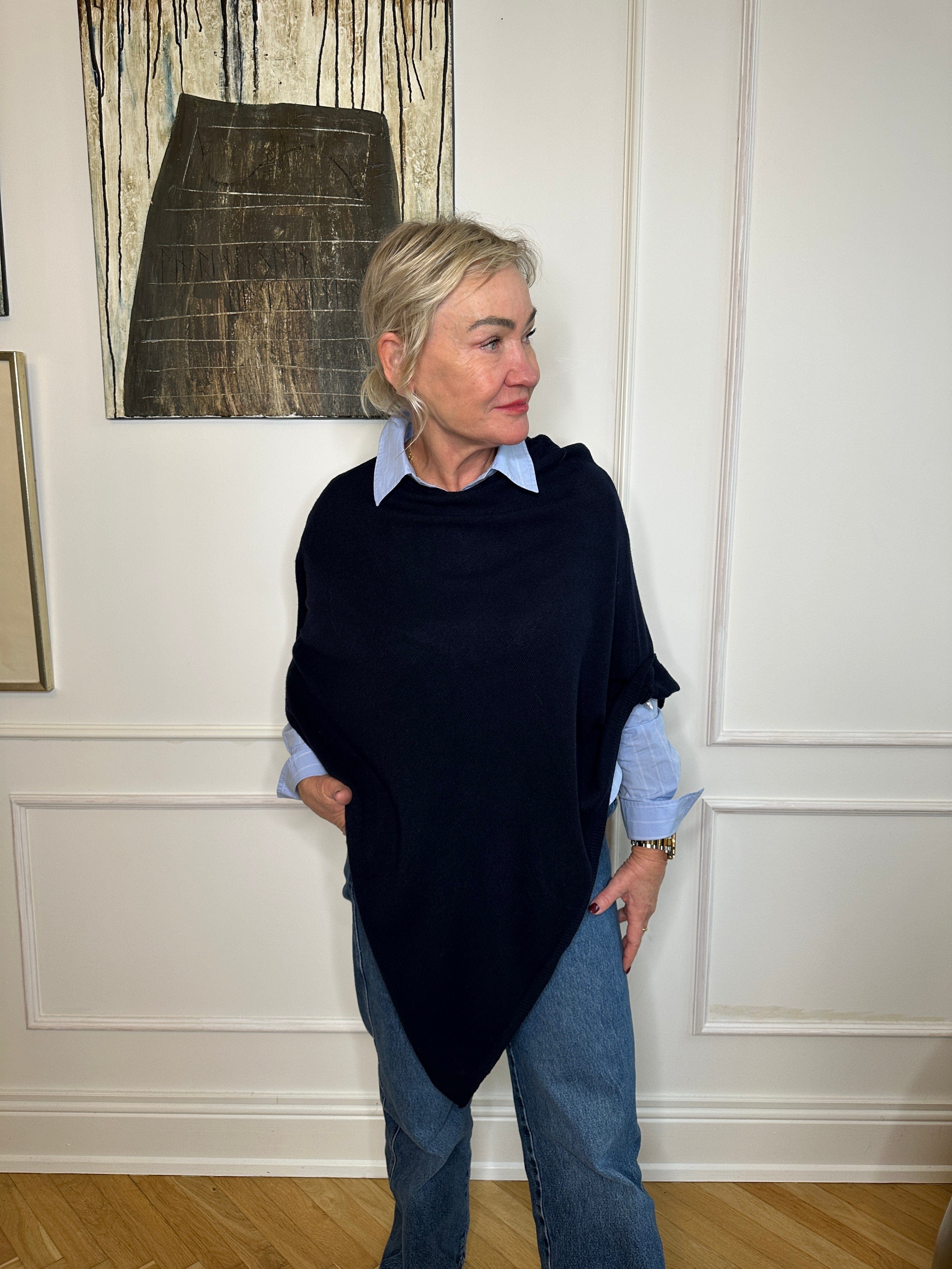 Poncho i 10% cashmere - Mørkeblå Uldplaiden.dk