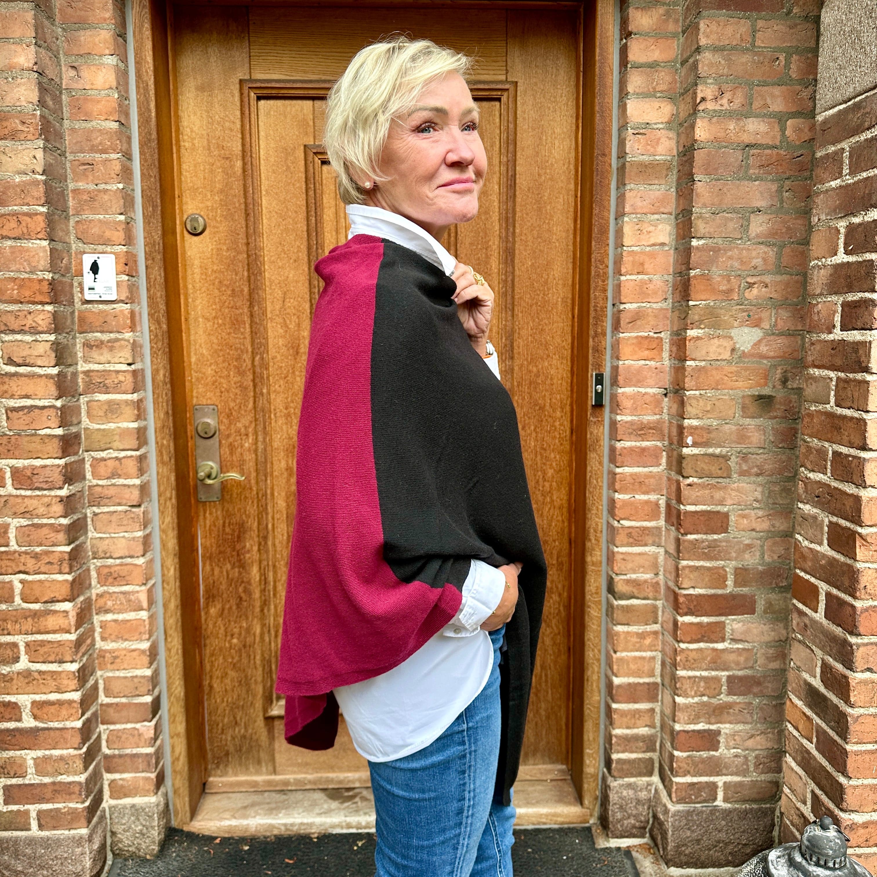 Poncho i 10% Cashmere - Sort/Bordeaux Uldplaiden.dk