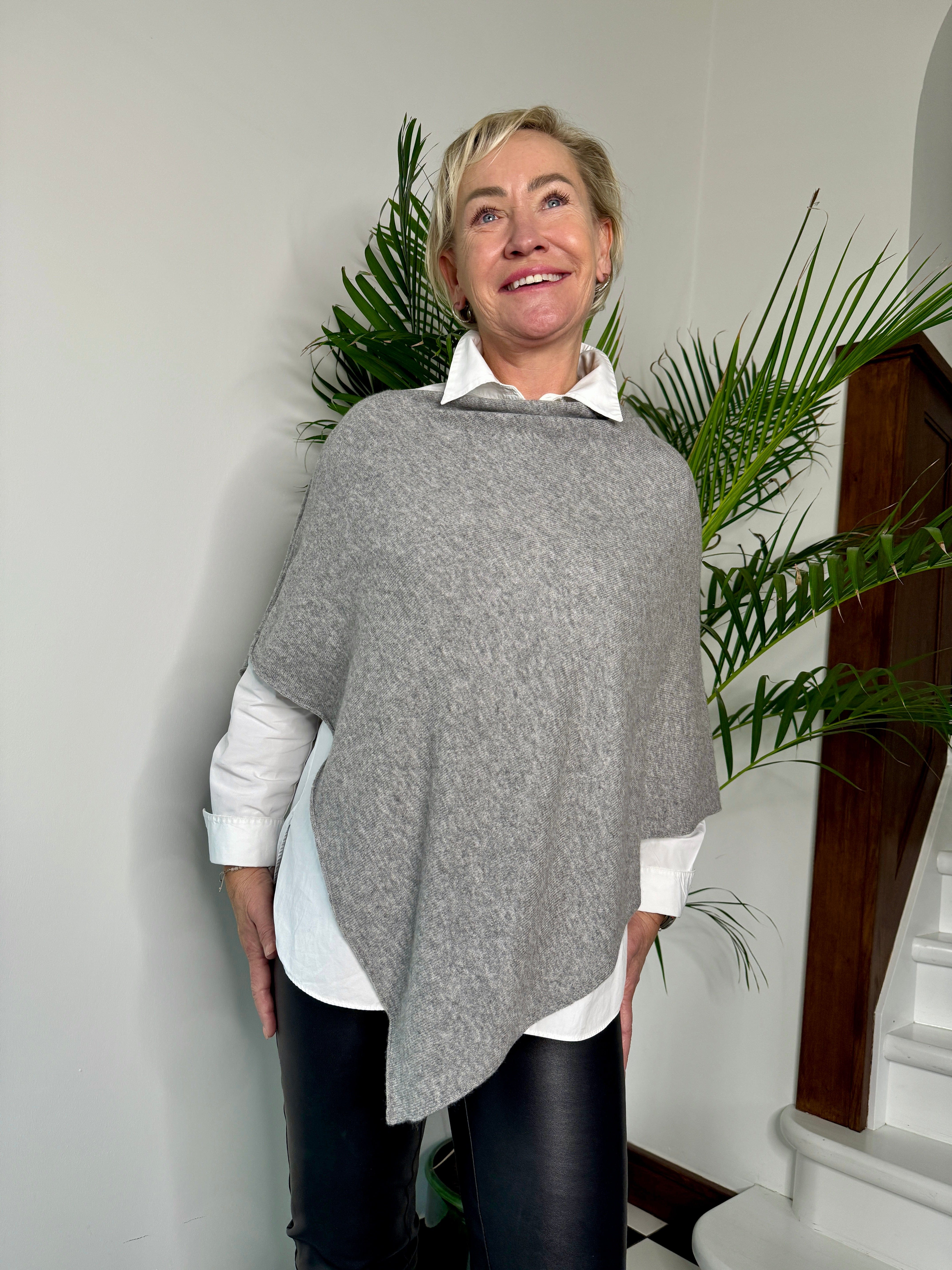 Poncho i 100% cashmere - Grå Uldplaiden.dk