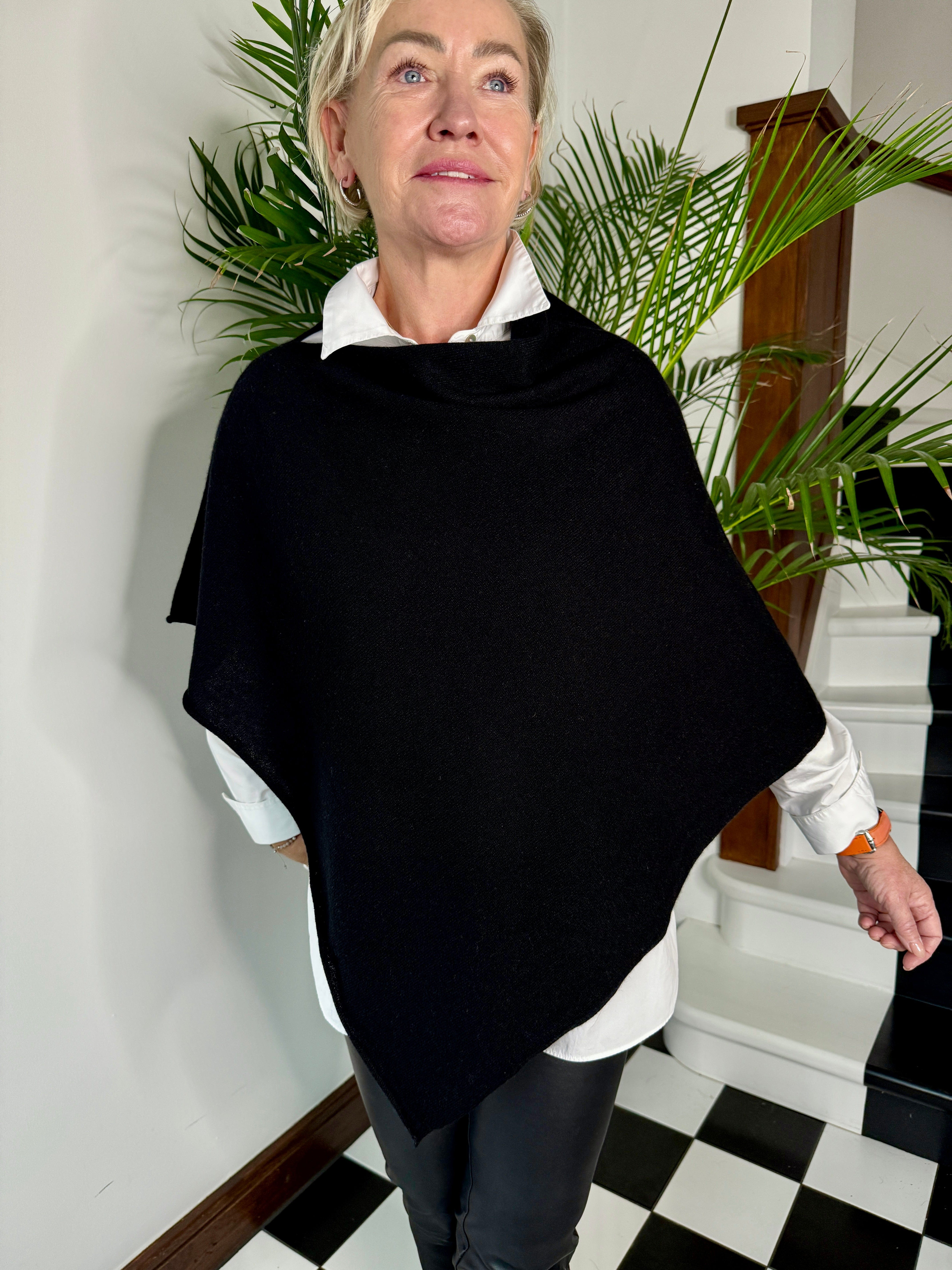 Poncho i 100% cashmere - Sort Uldplaiden.dk