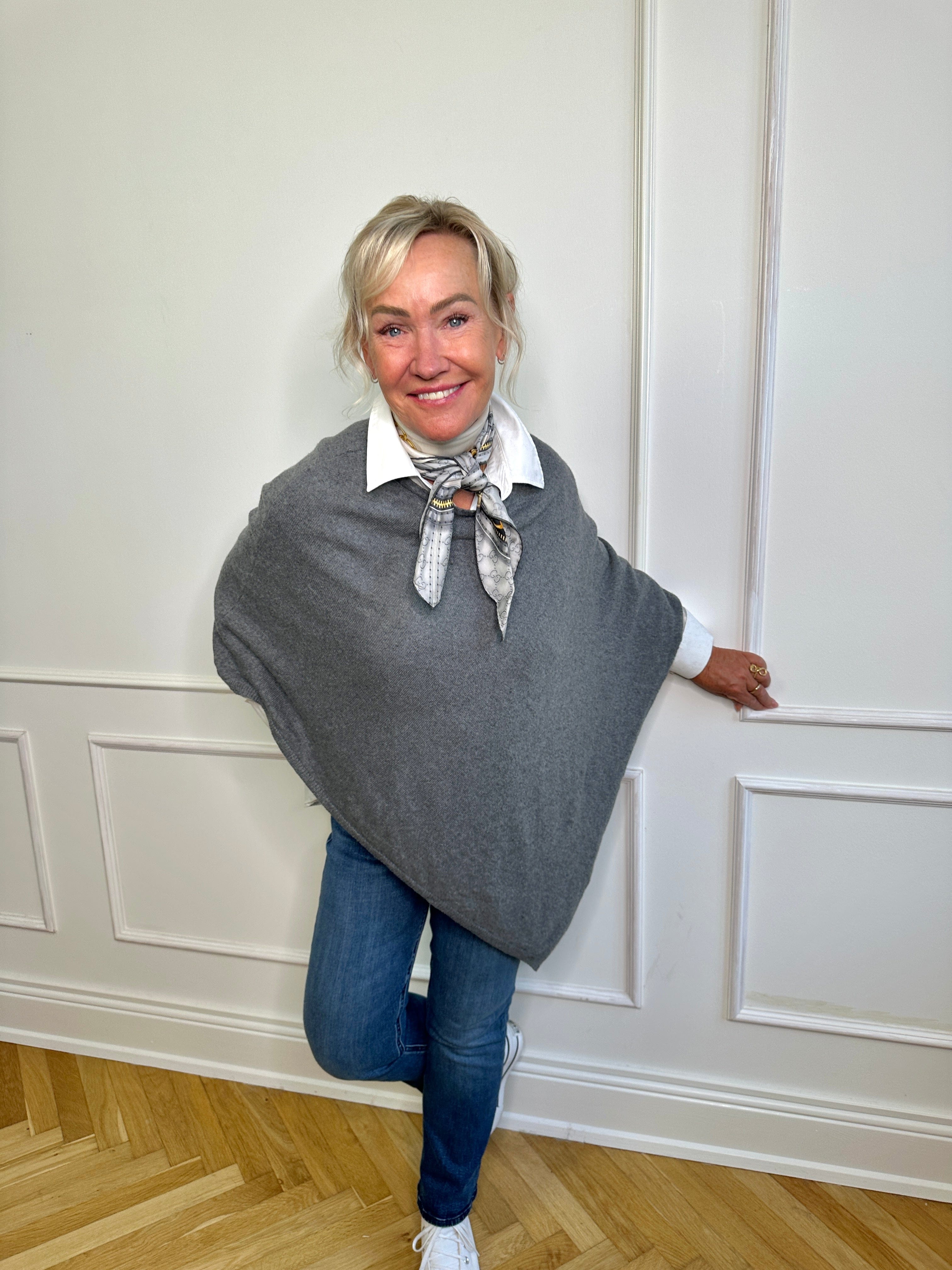 Poncho i 5% cashmere - grå Uldplaiden.dk