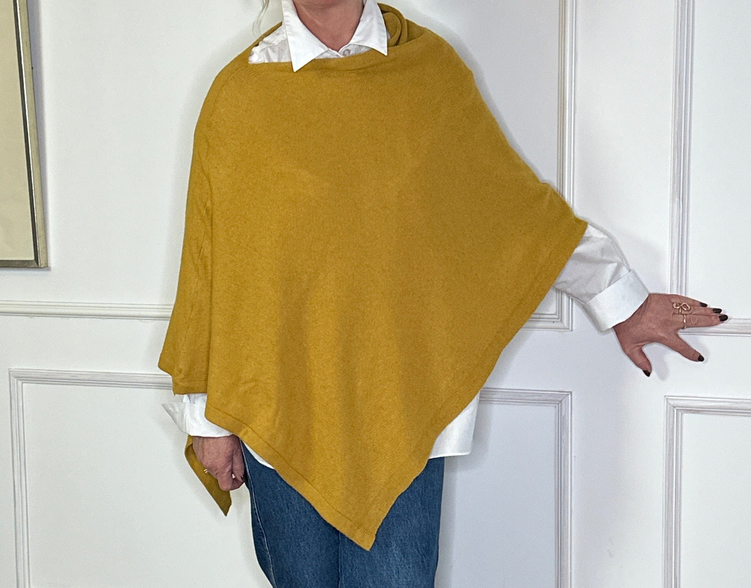 Poncho i 5% cashmere - gul Uldplaiden.dk