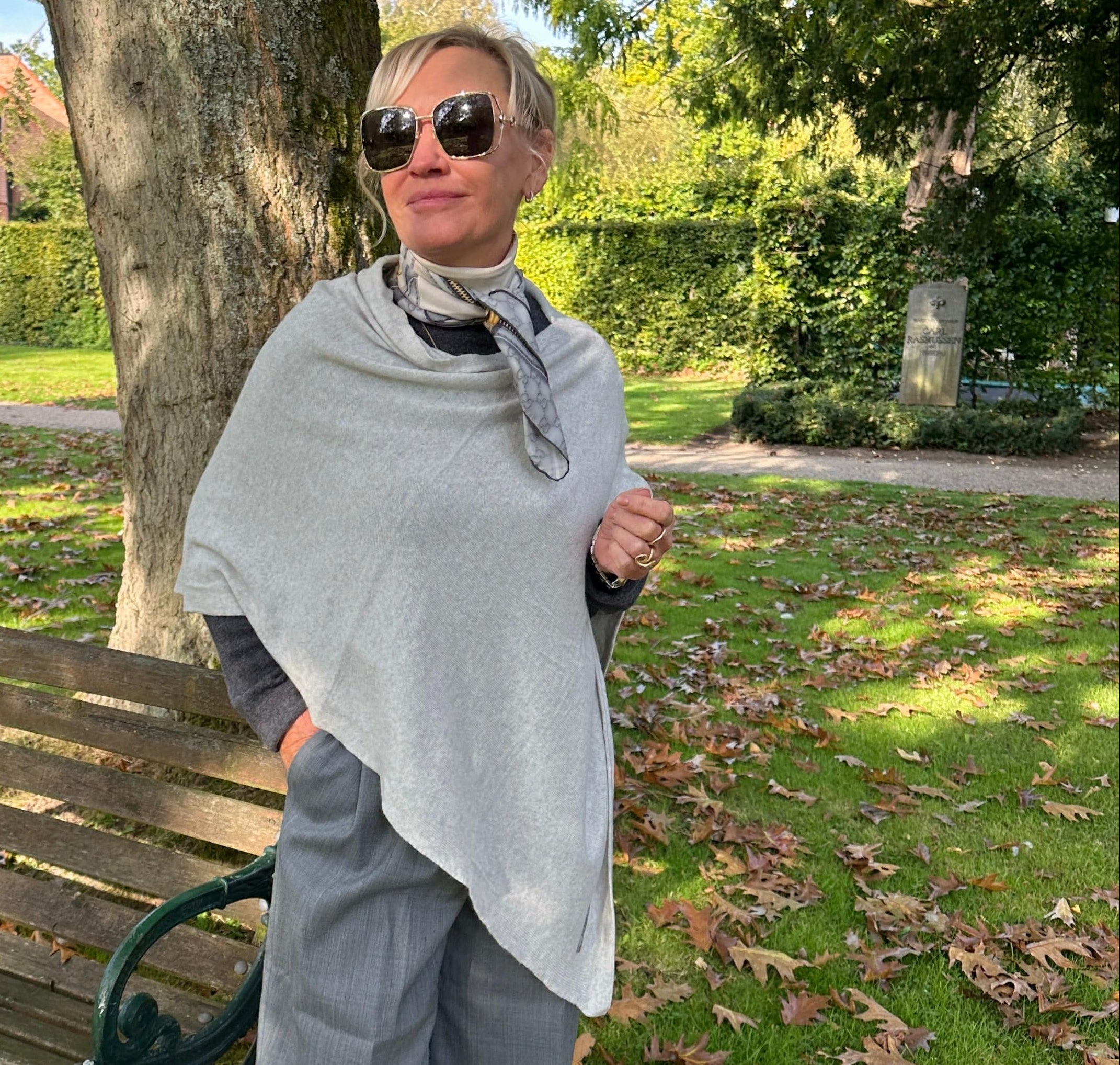 Poncho i 5% cashmere - Lysegrå Uldplaiden.dk