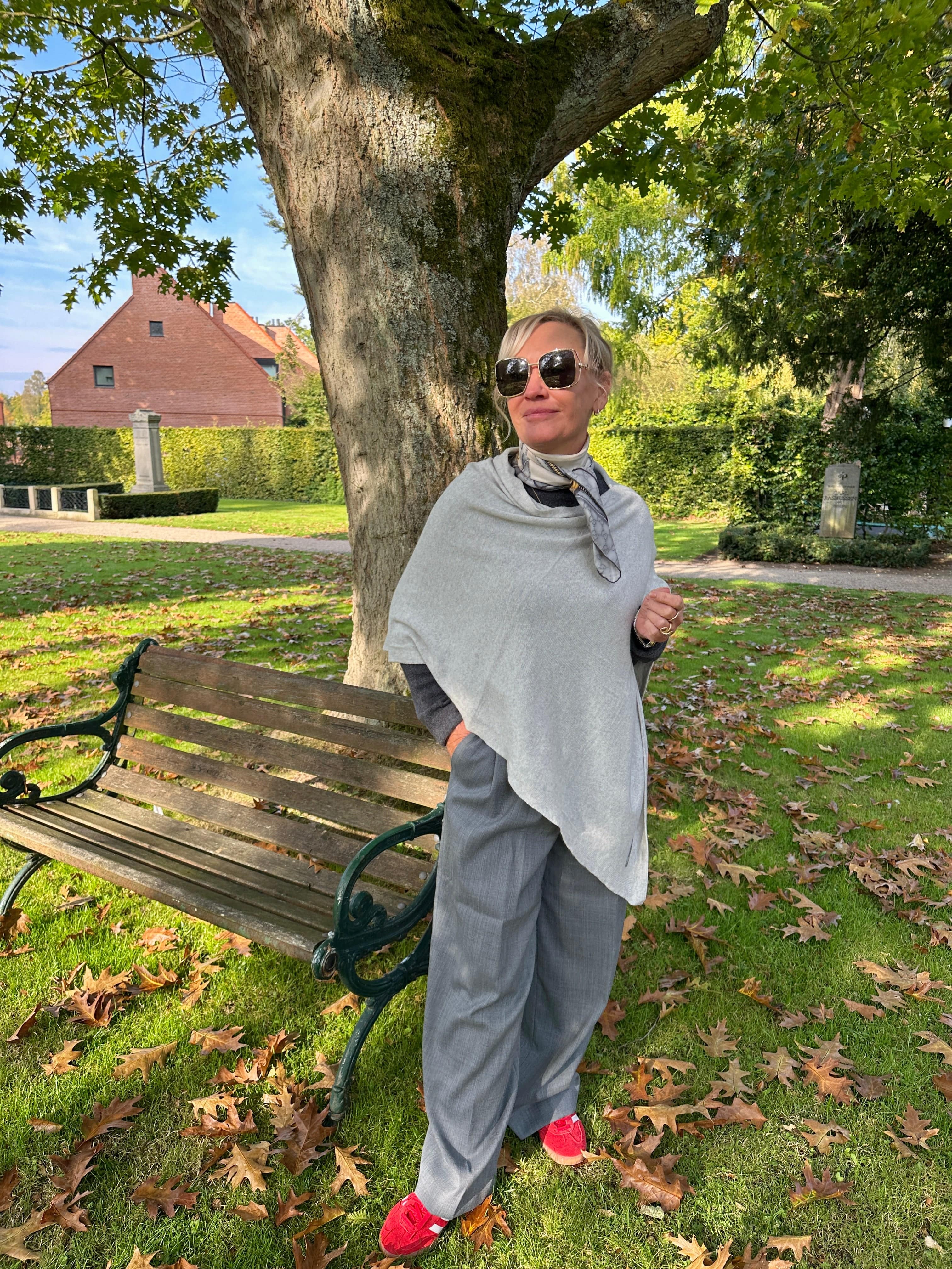 Poncho i 5% cashmere - Lysegrå Uldplaiden.dk