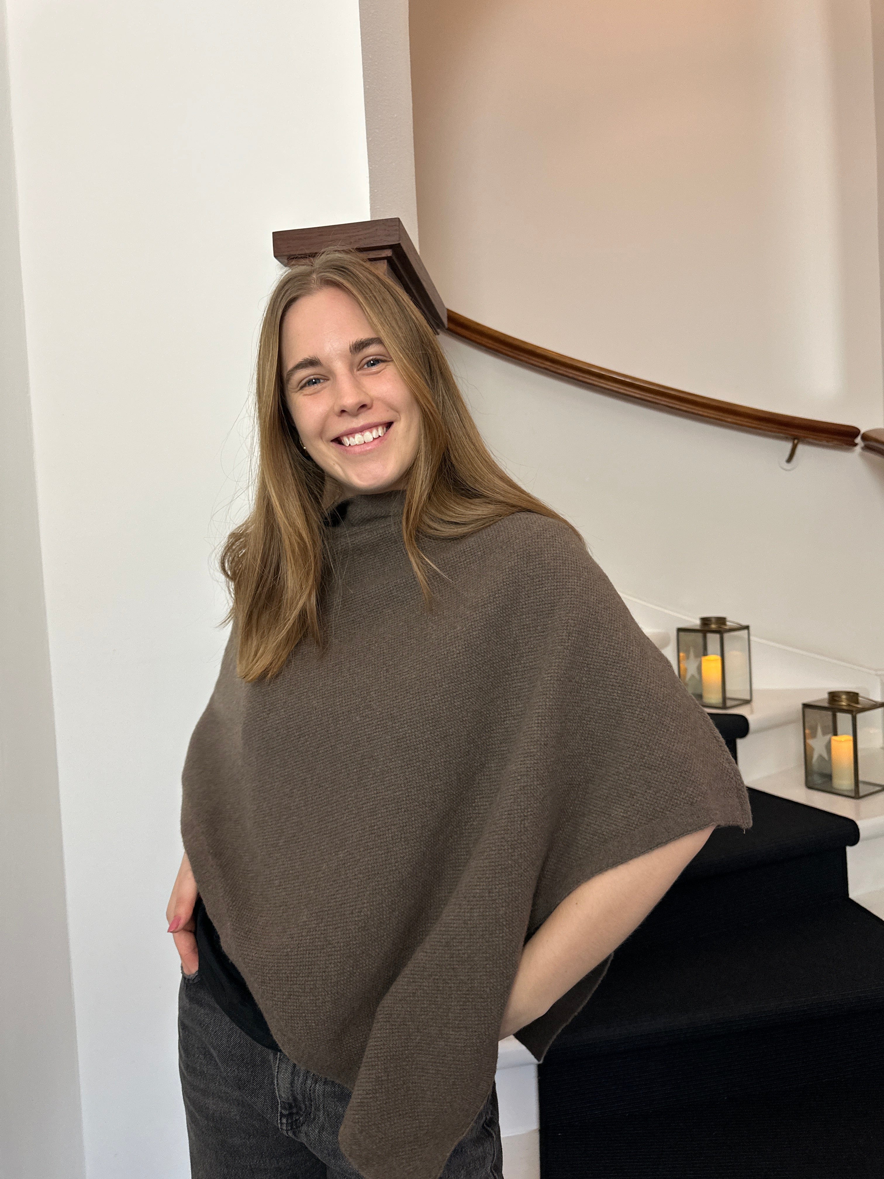 Poncho i 5% cashmere mønstret strik - Brun Uldplaiden.dk