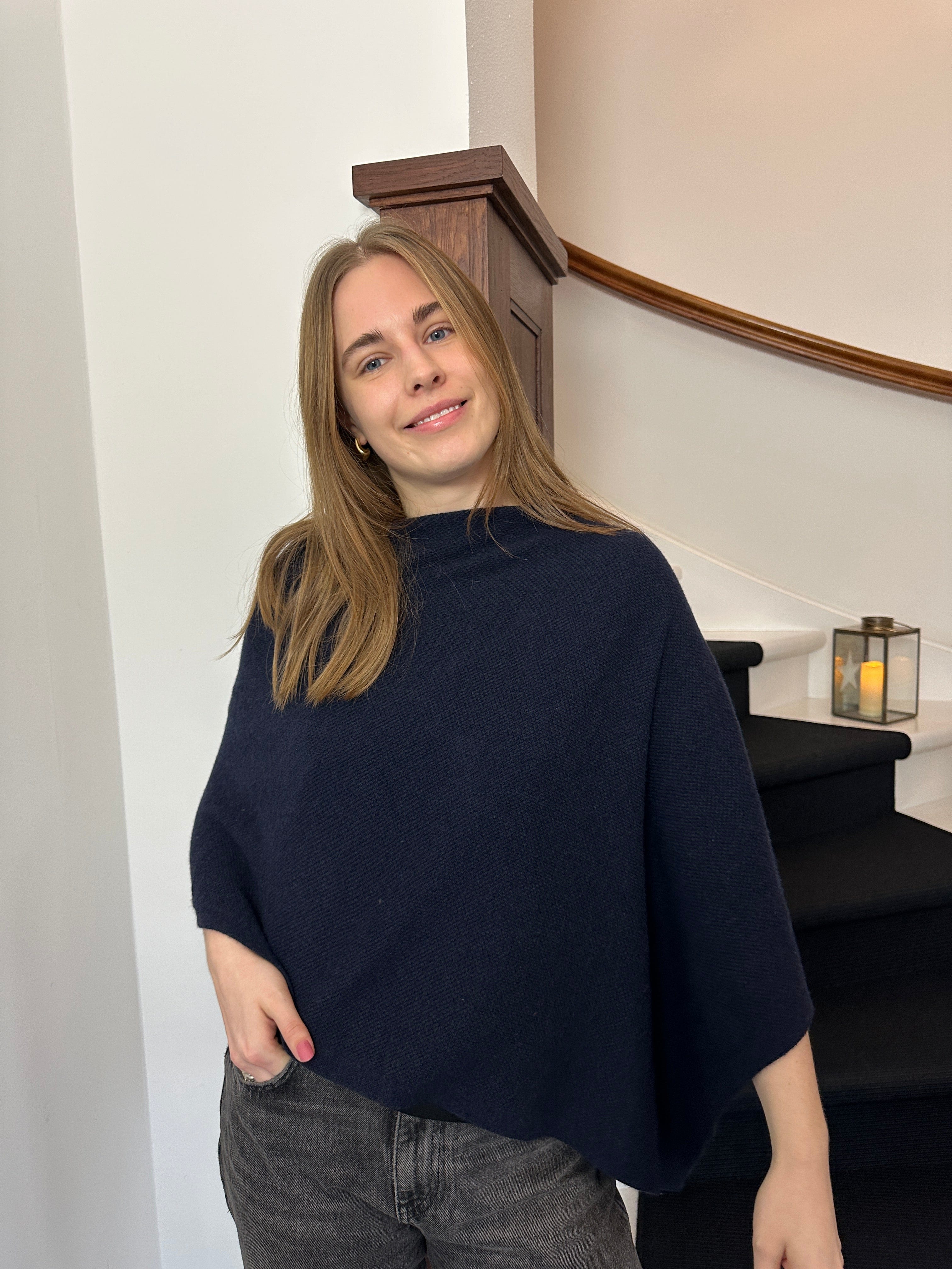 Poncho i 5% cashmere mønstret strik - Marine blå Uldplaiden.dk