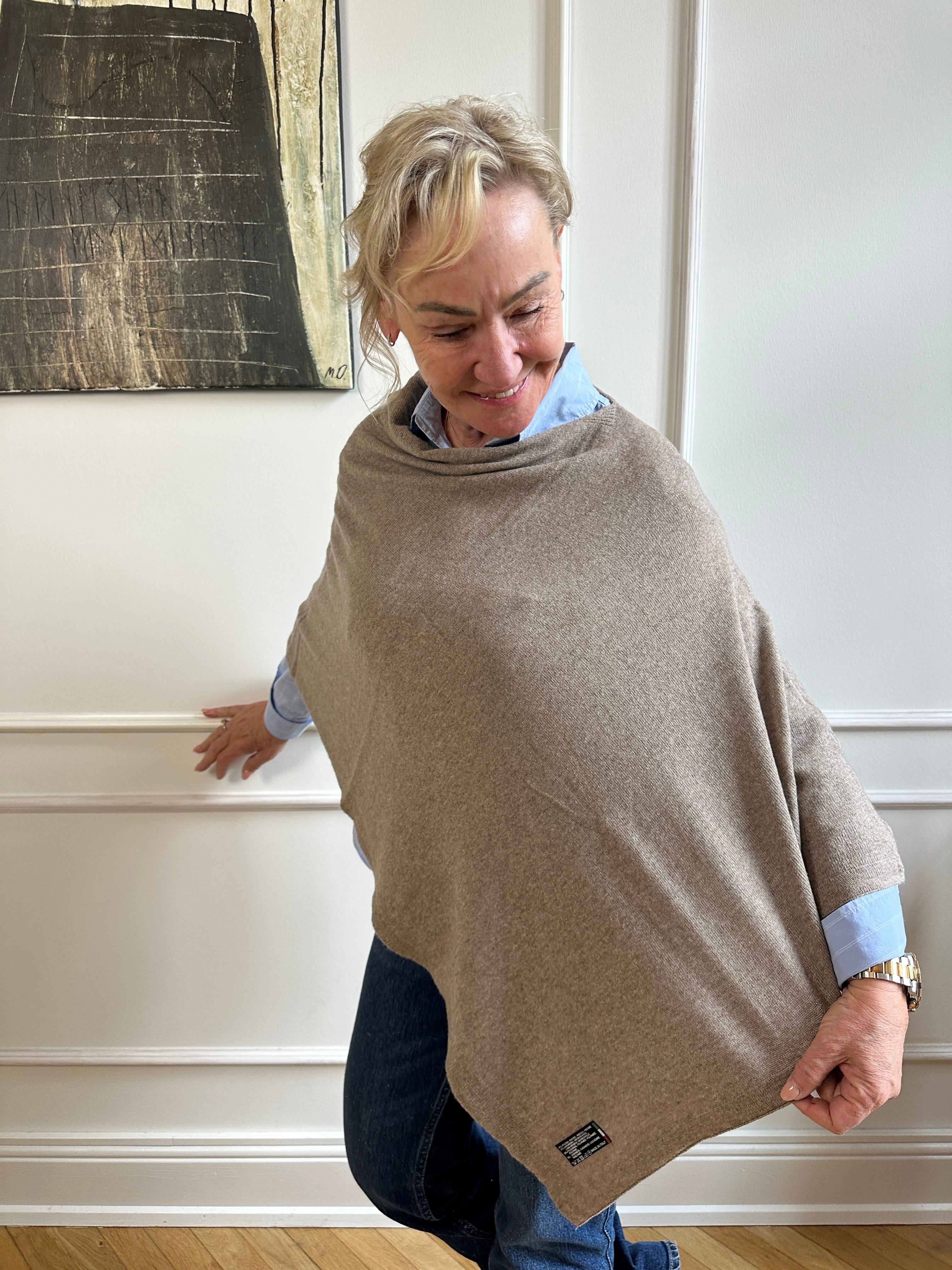 Poncho i 5% cashmere - Mud brun Uldplaiden.dk