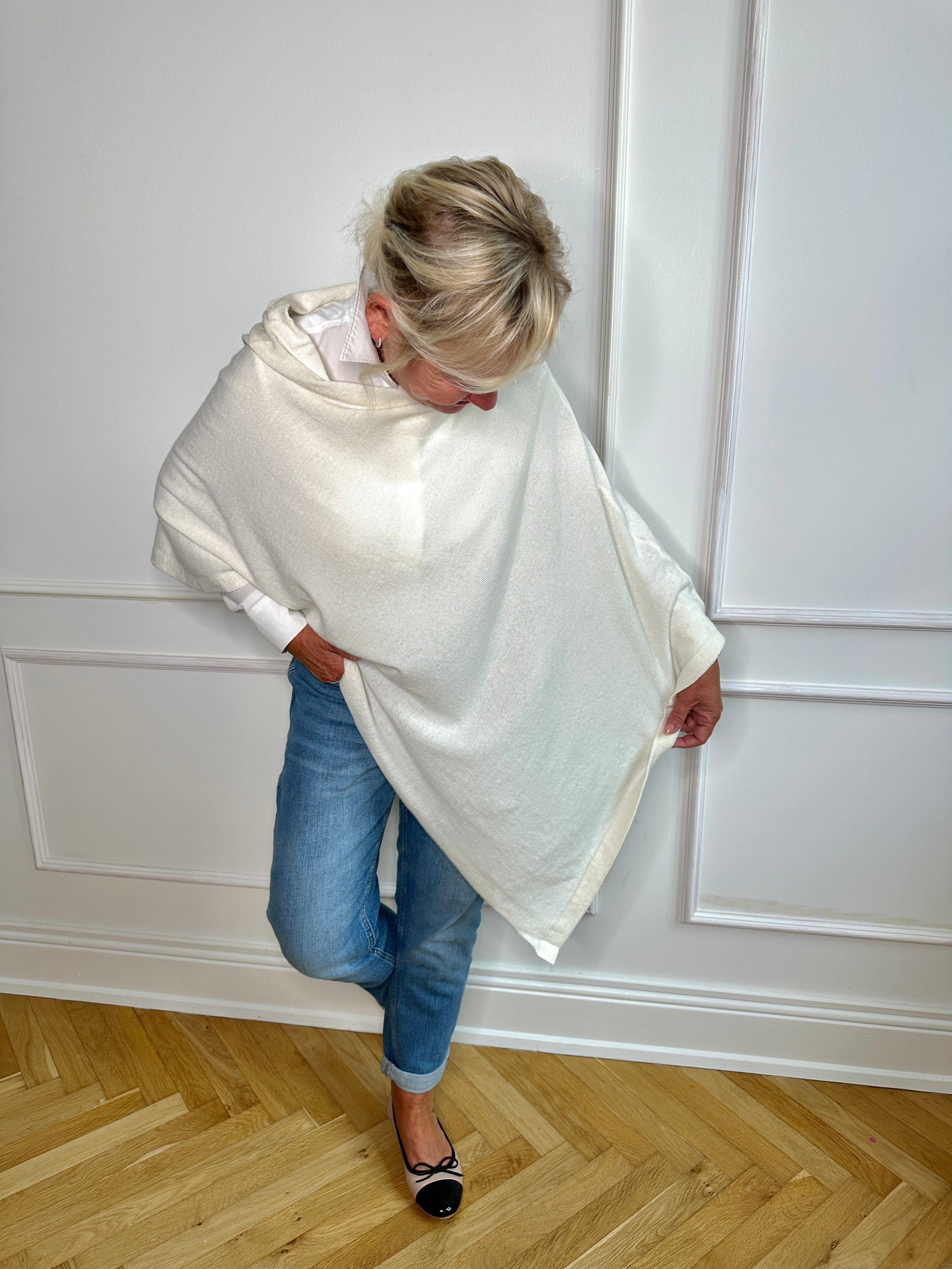 Poncho i 5% cashmere - Off white Uldplaiden.dk