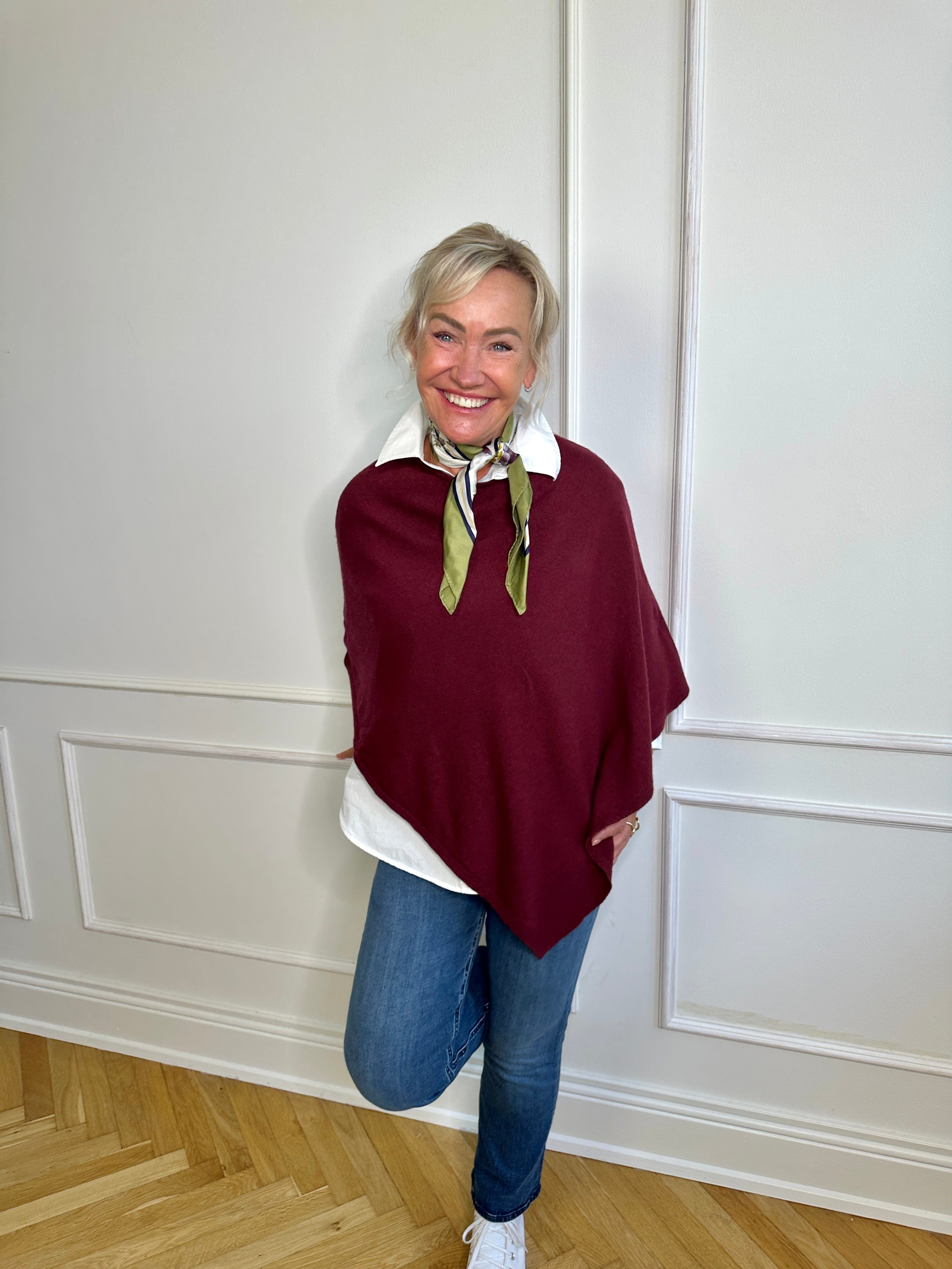 Poncho i 5% cashmere - vinrød Uldplaiden.dk