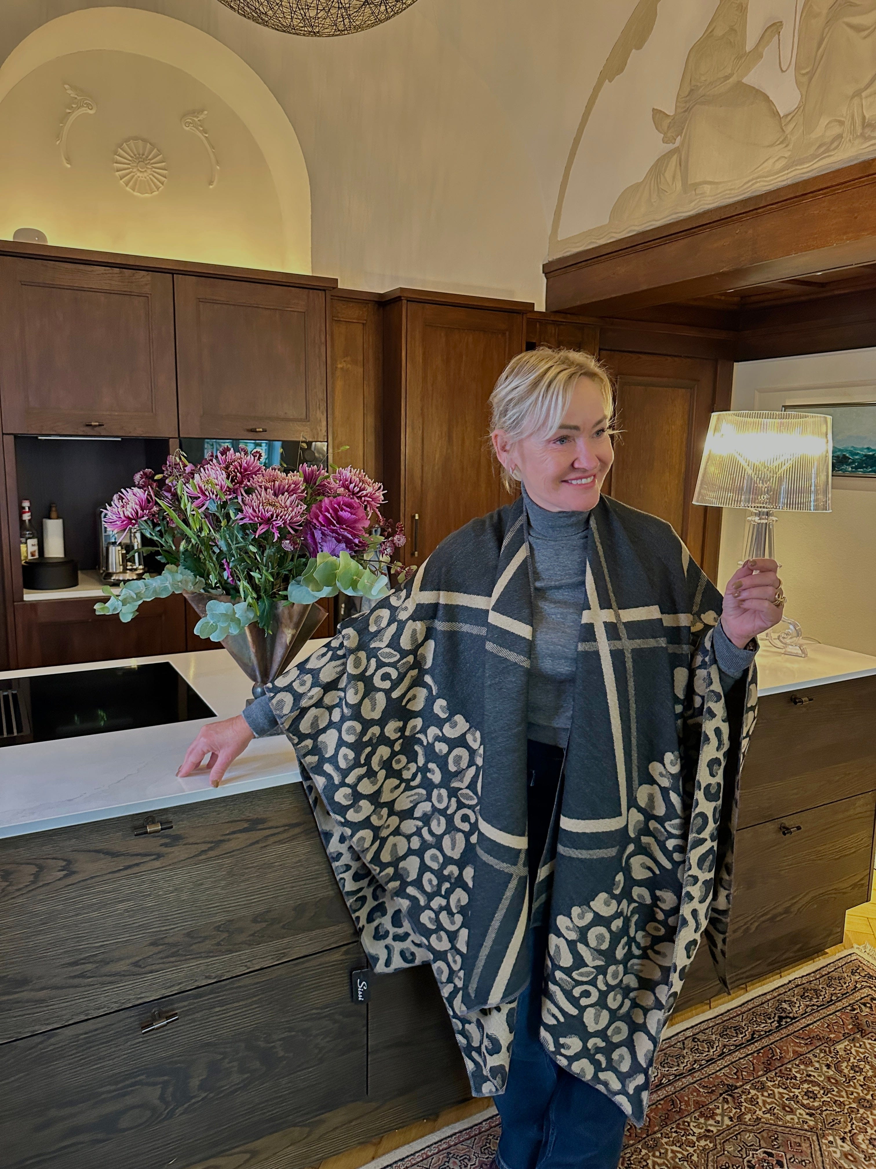 Poncho i blandet uld - Beige/sort m. mønster Uldplaiden.dk