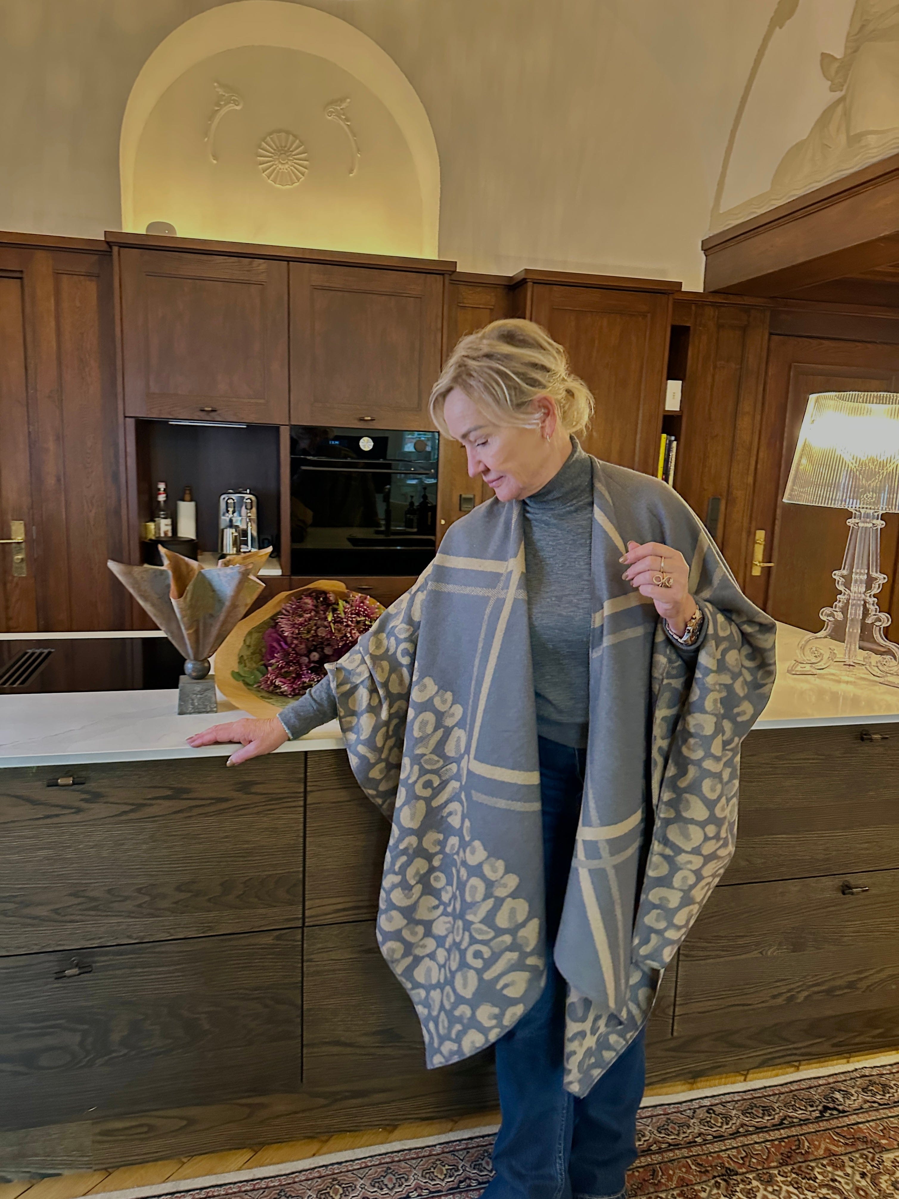 Poncho i blandet uld - grå/beige m. mønster Uldplaiden.dk