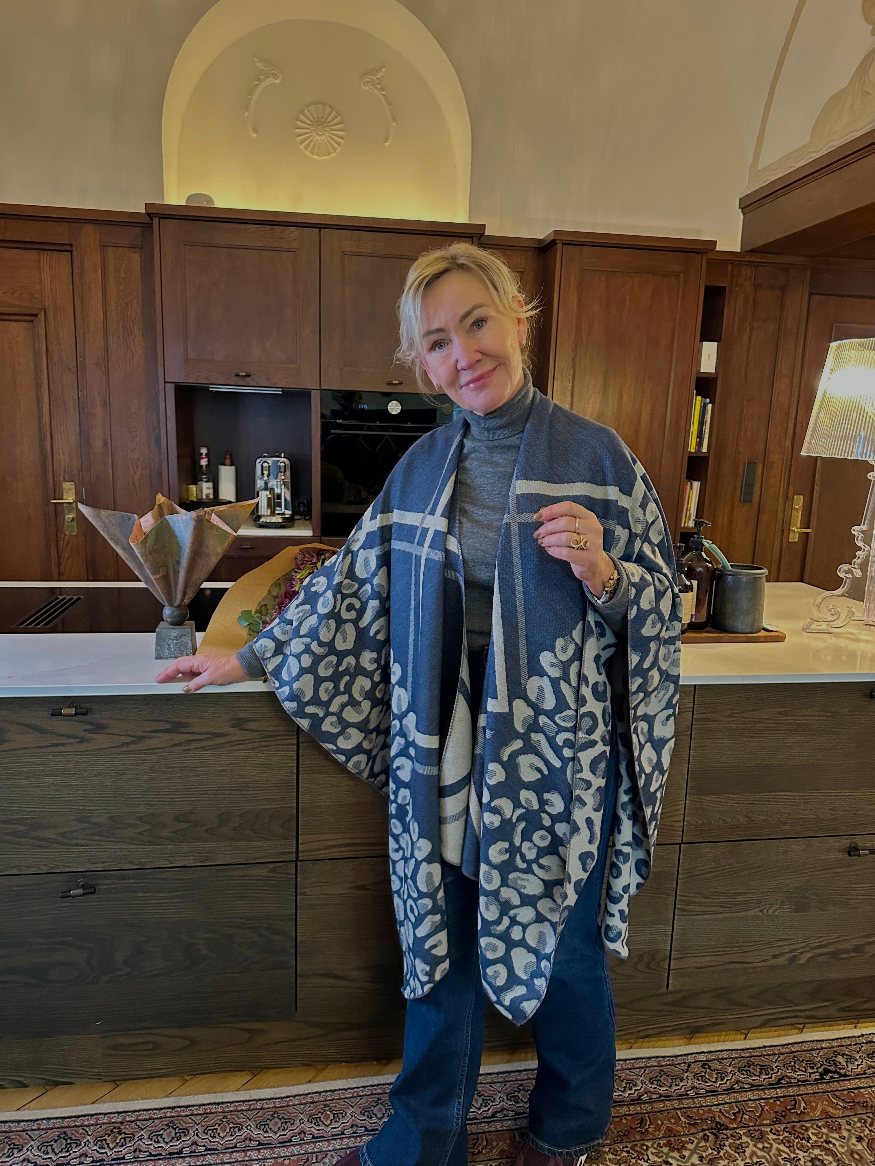 Poncho i blandet uld - Grå/blå m. mønster Uldplaiden.dk