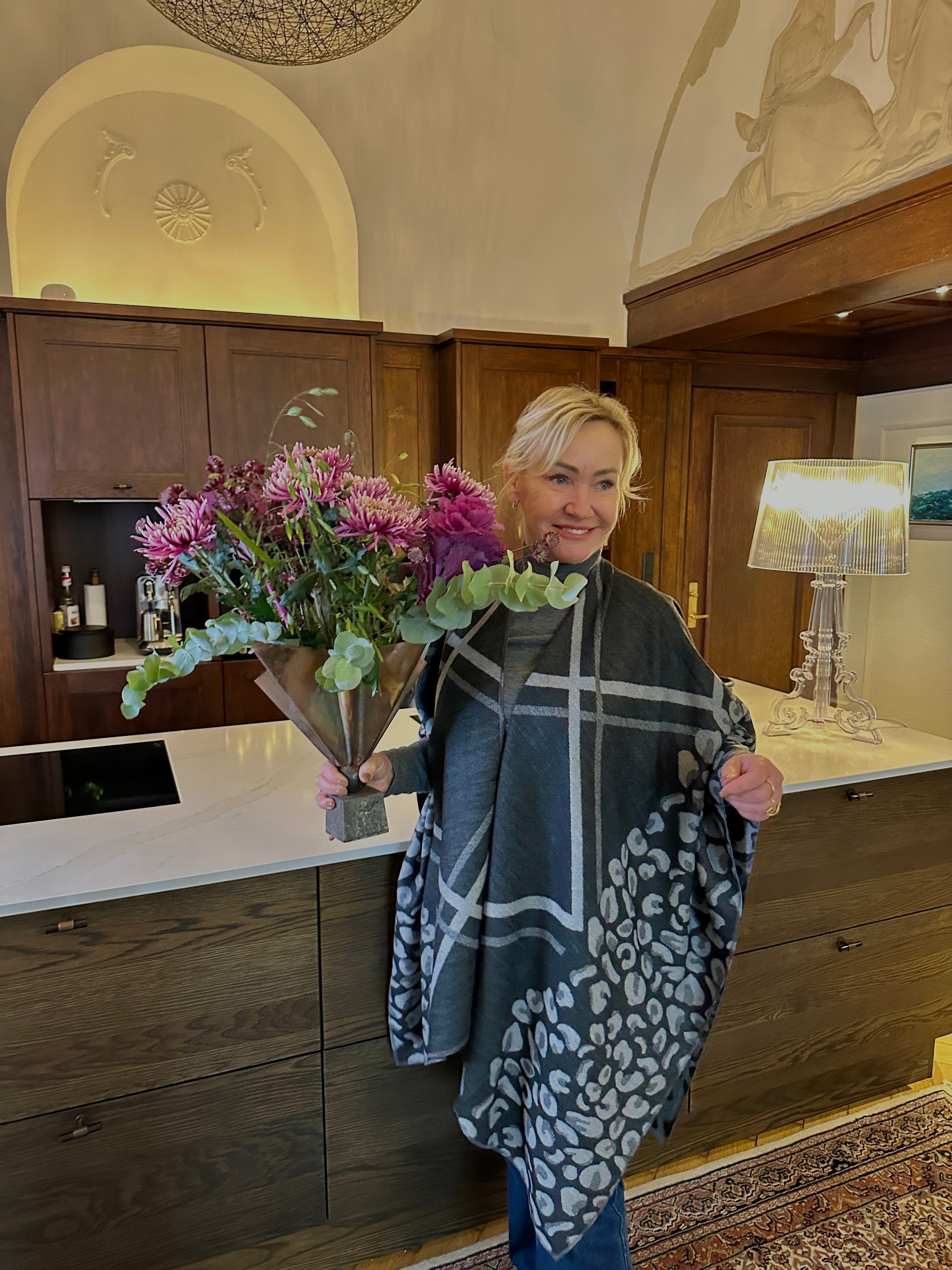 Poncho i blandet uld - Grå/sort m. mønster Uldplaiden.dk