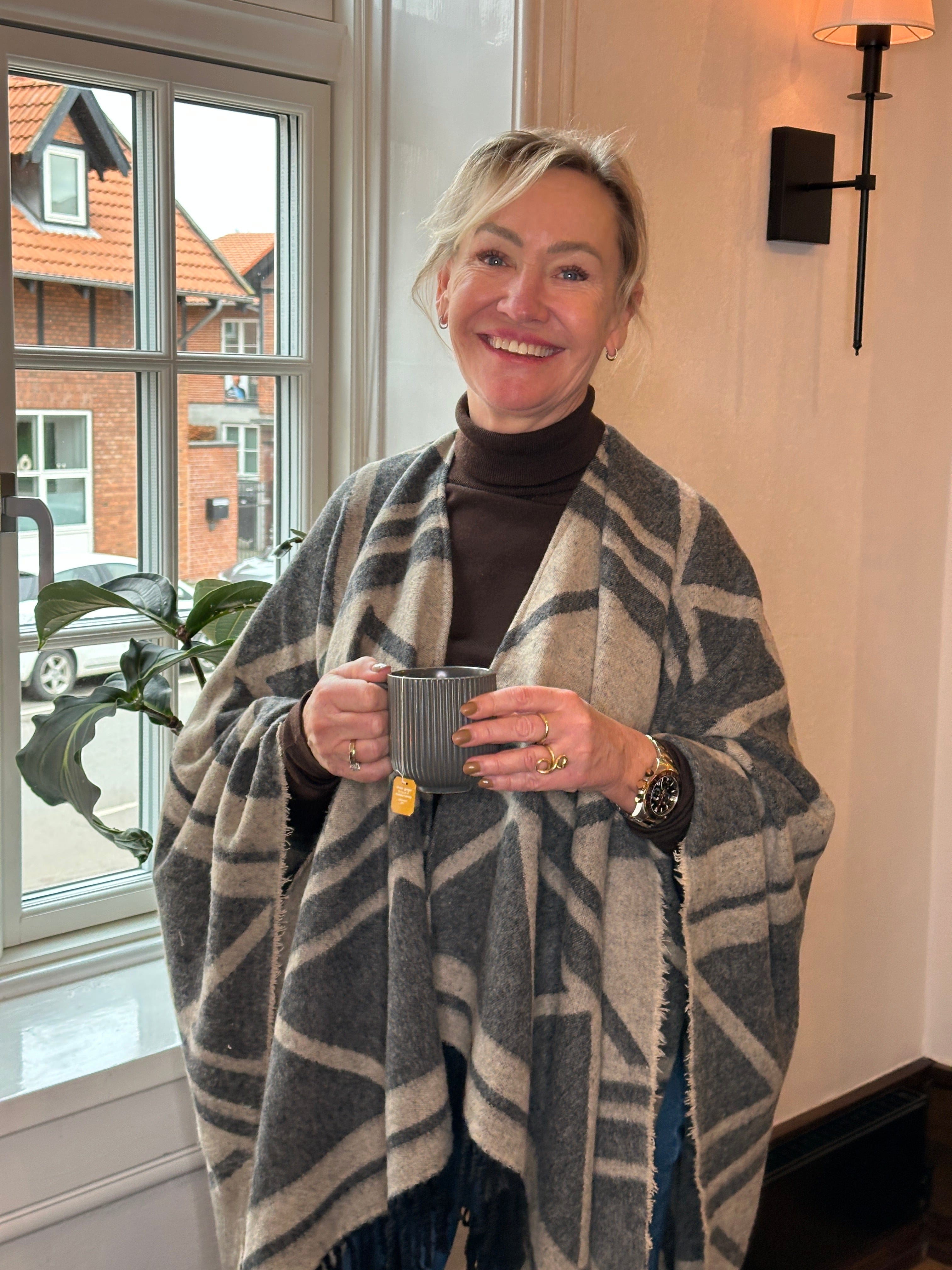 Poncho i blandet uld - Lys grå/beige m. mønster Uldplaiden.dk