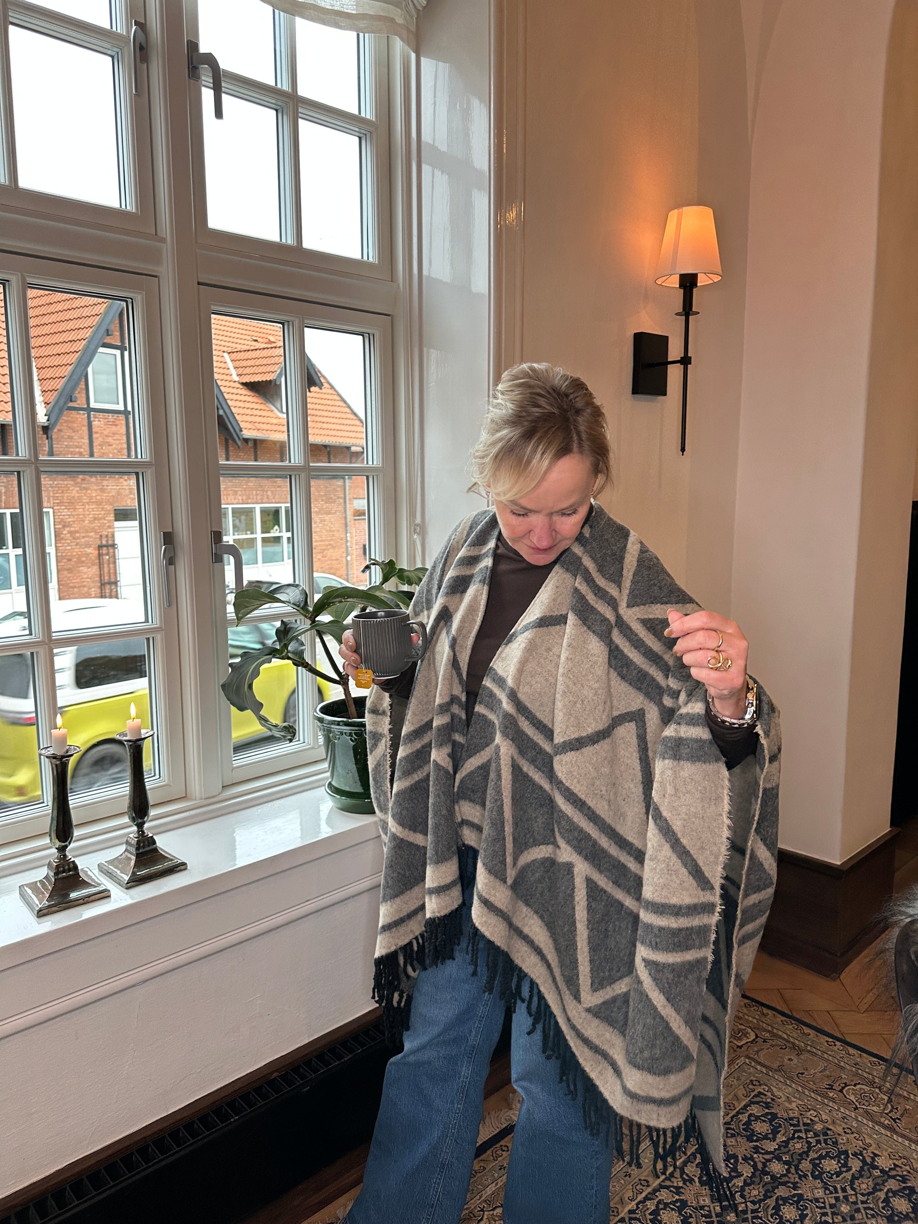 Poncho i blandet uld - Lys grå/beige m. mønster Uldplaiden.dk