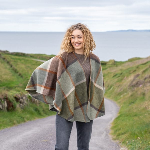 Poncho i lammeuld - Grøn Brun Orange Creme Uldplaiden.dk
