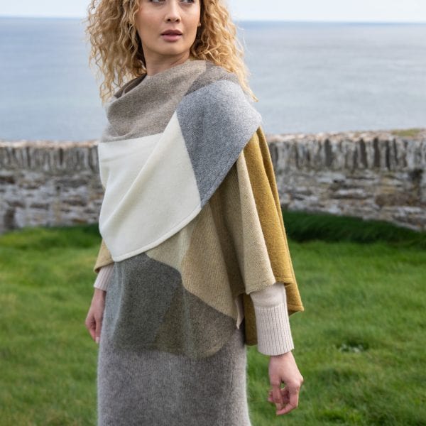 Poncho i lammeuld - Ternet m. mustard, hvid, creme, grå (137x180 cm) Uldplaiden.dk