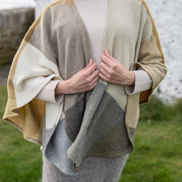 Poncho i lammeuld - Ternet m. mustard, hvid, creme, grå (137x180 cm) Uldplaiden.dk