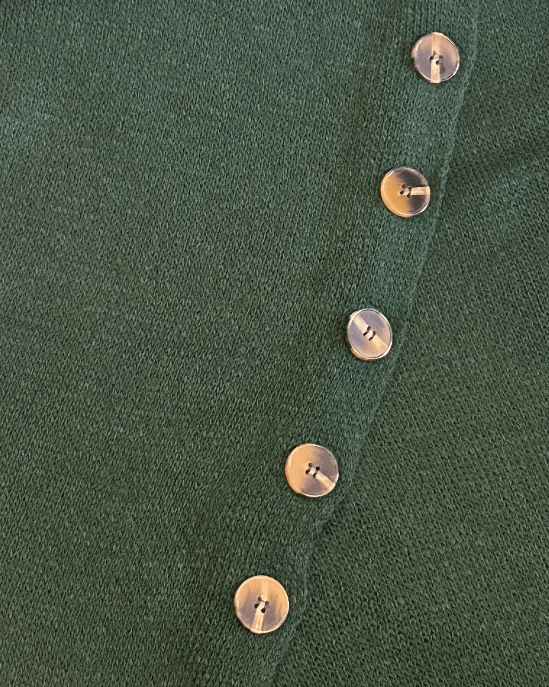 Poncho med knapper - mørkegrøn Uldplaiden.dk