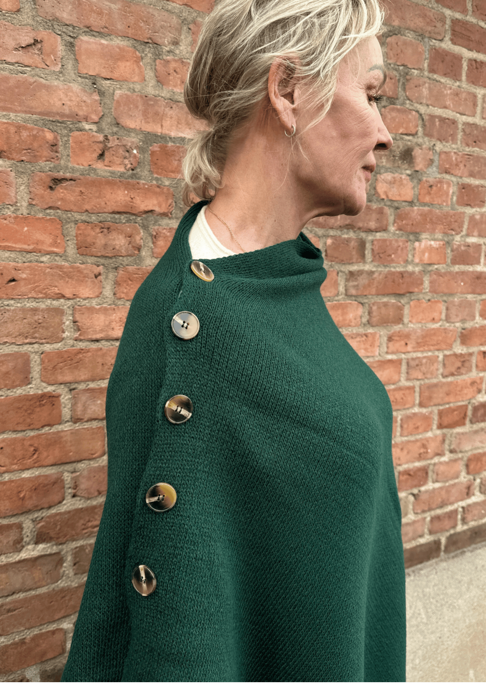 Poncho med knapper - mørkegrøn Uldplaiden.dk