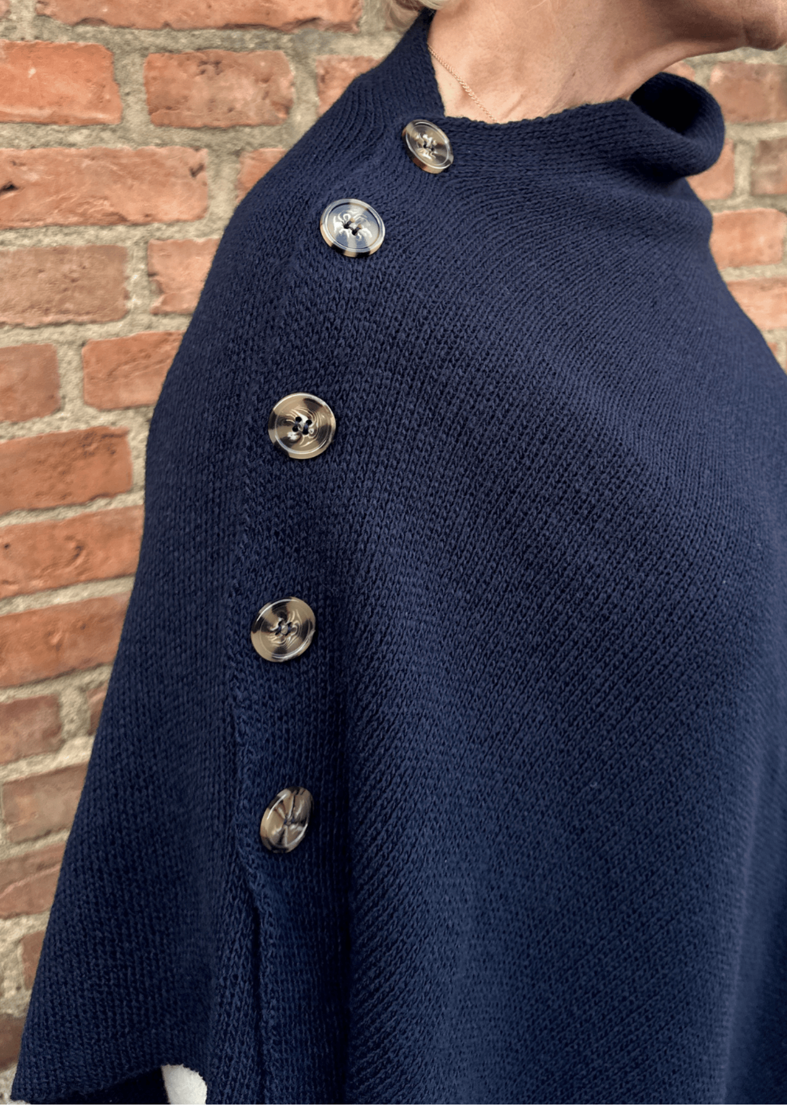 Poncho med knapper - navy Uldplaiden.dk