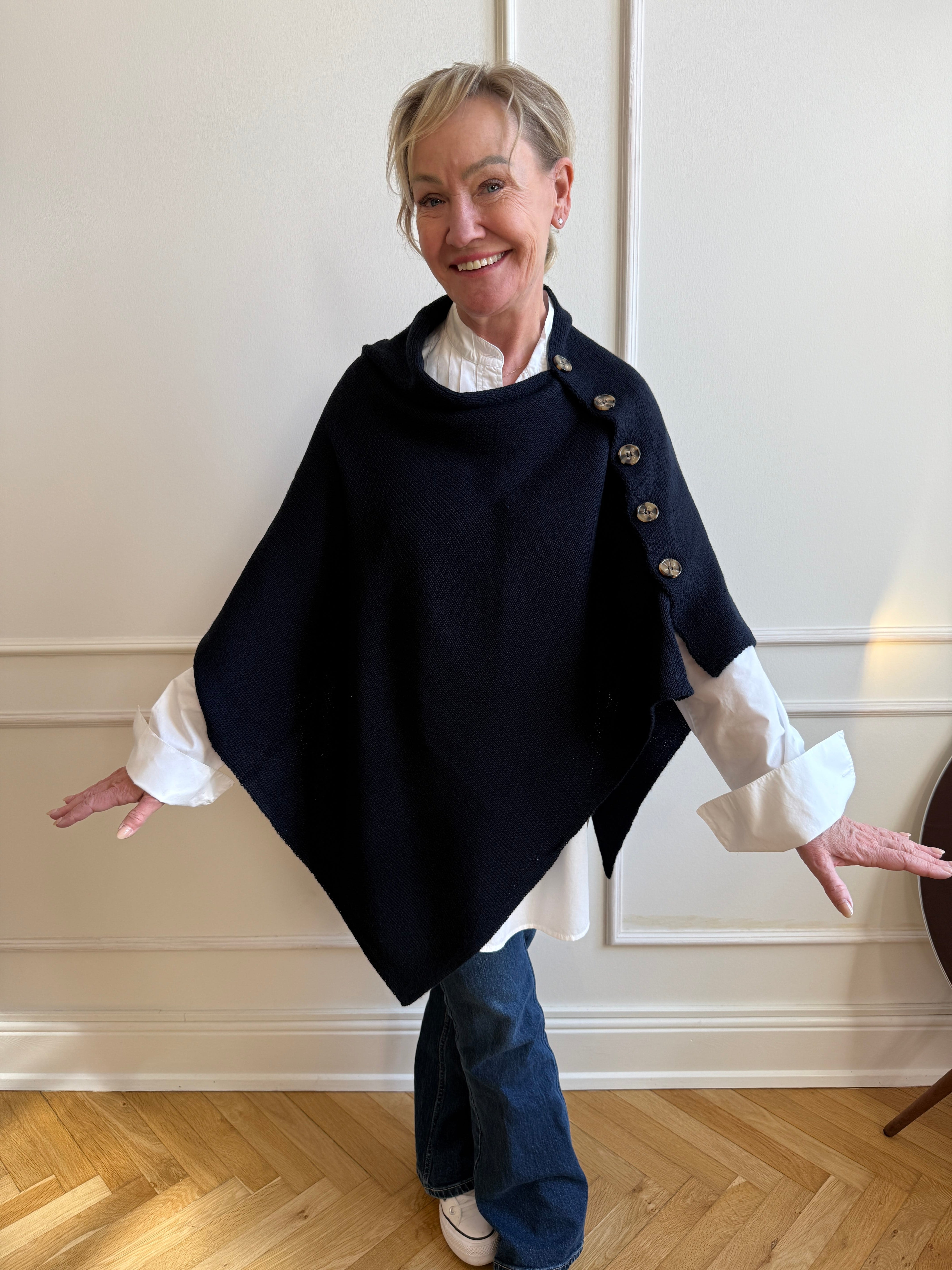 Poncho med knapper - navy Uldplaiden.dk