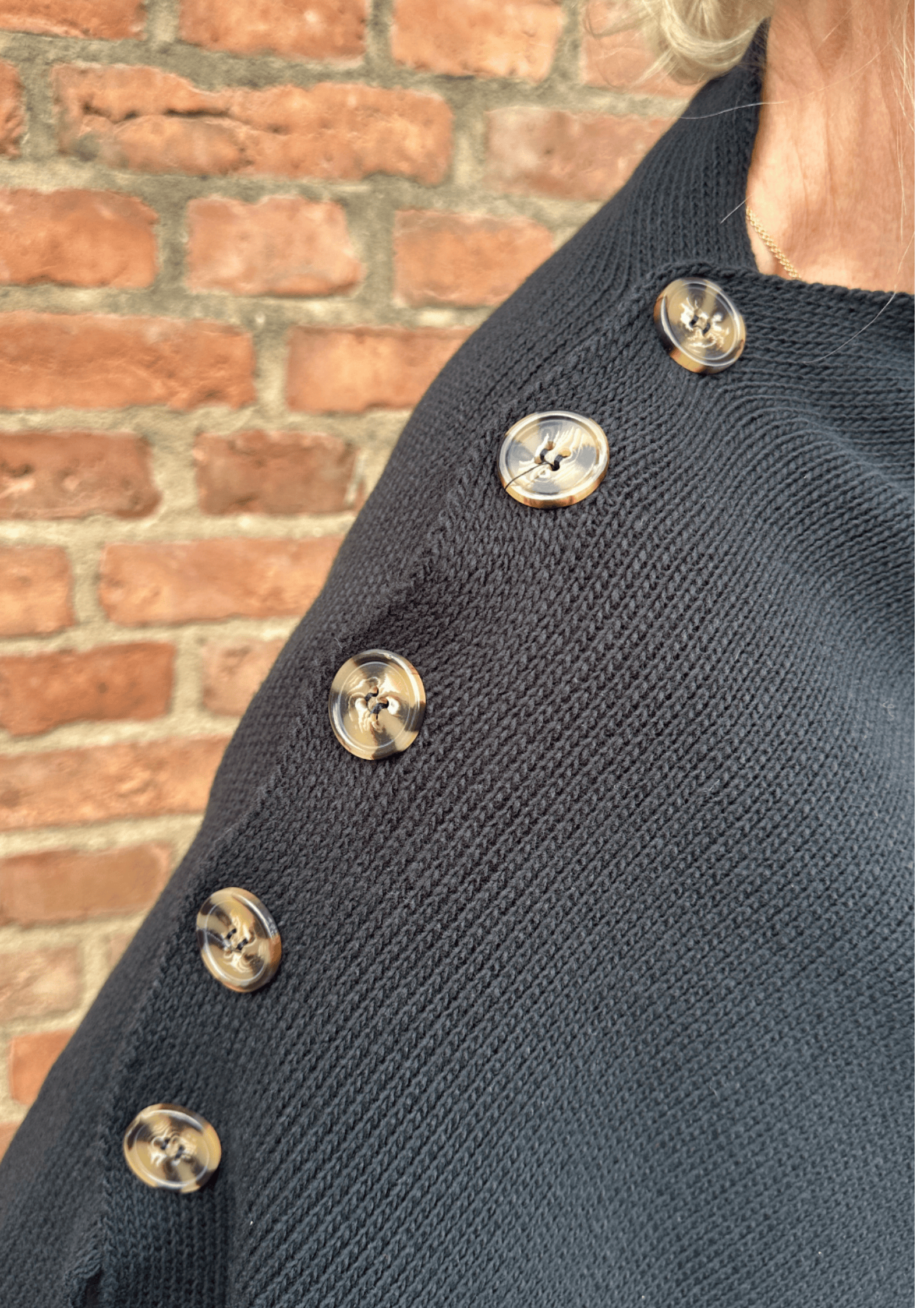 Poncho med knapper - sort Uldplaiden.dk