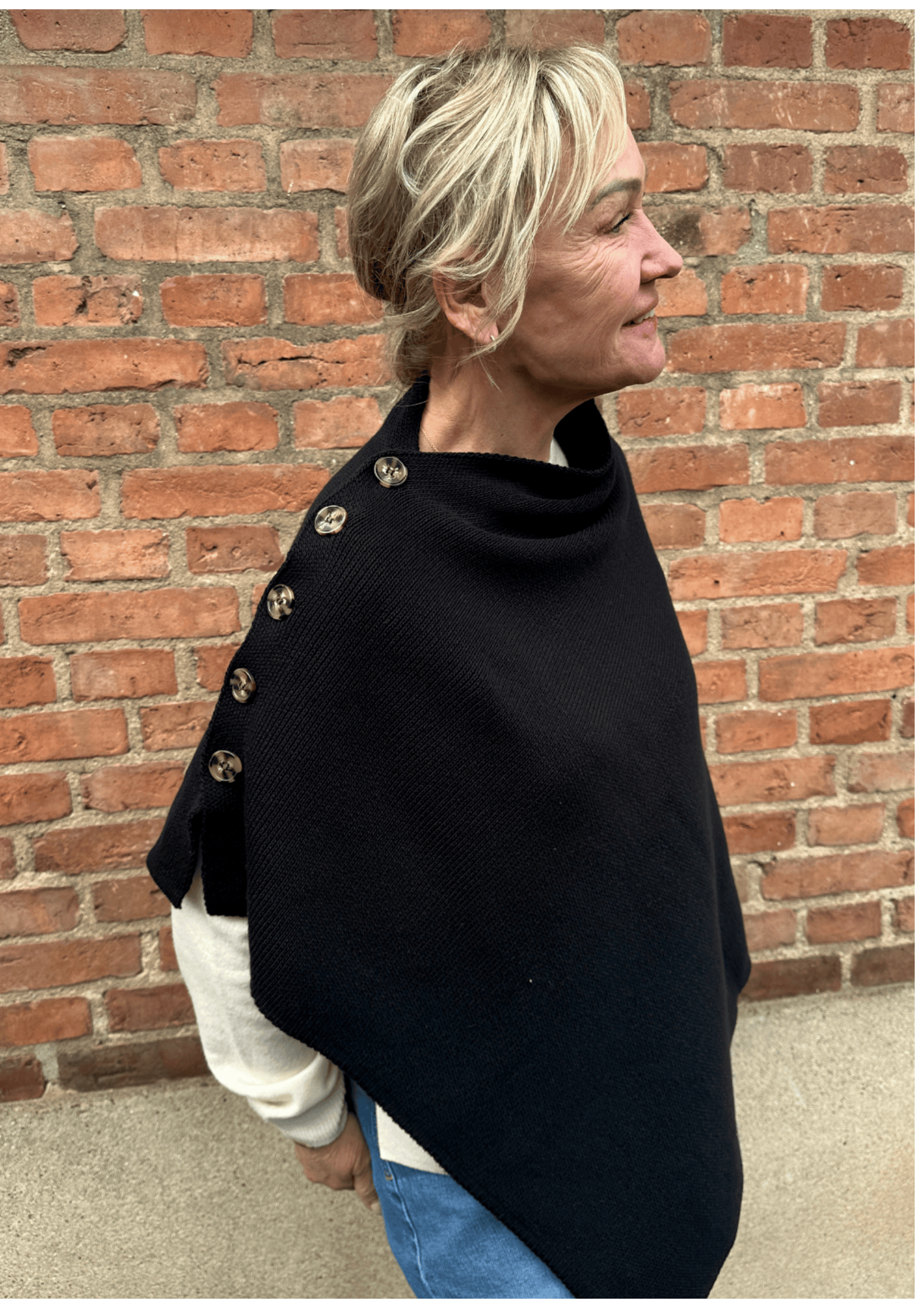 Poncho med knapper - sort Uldplaiden.dk