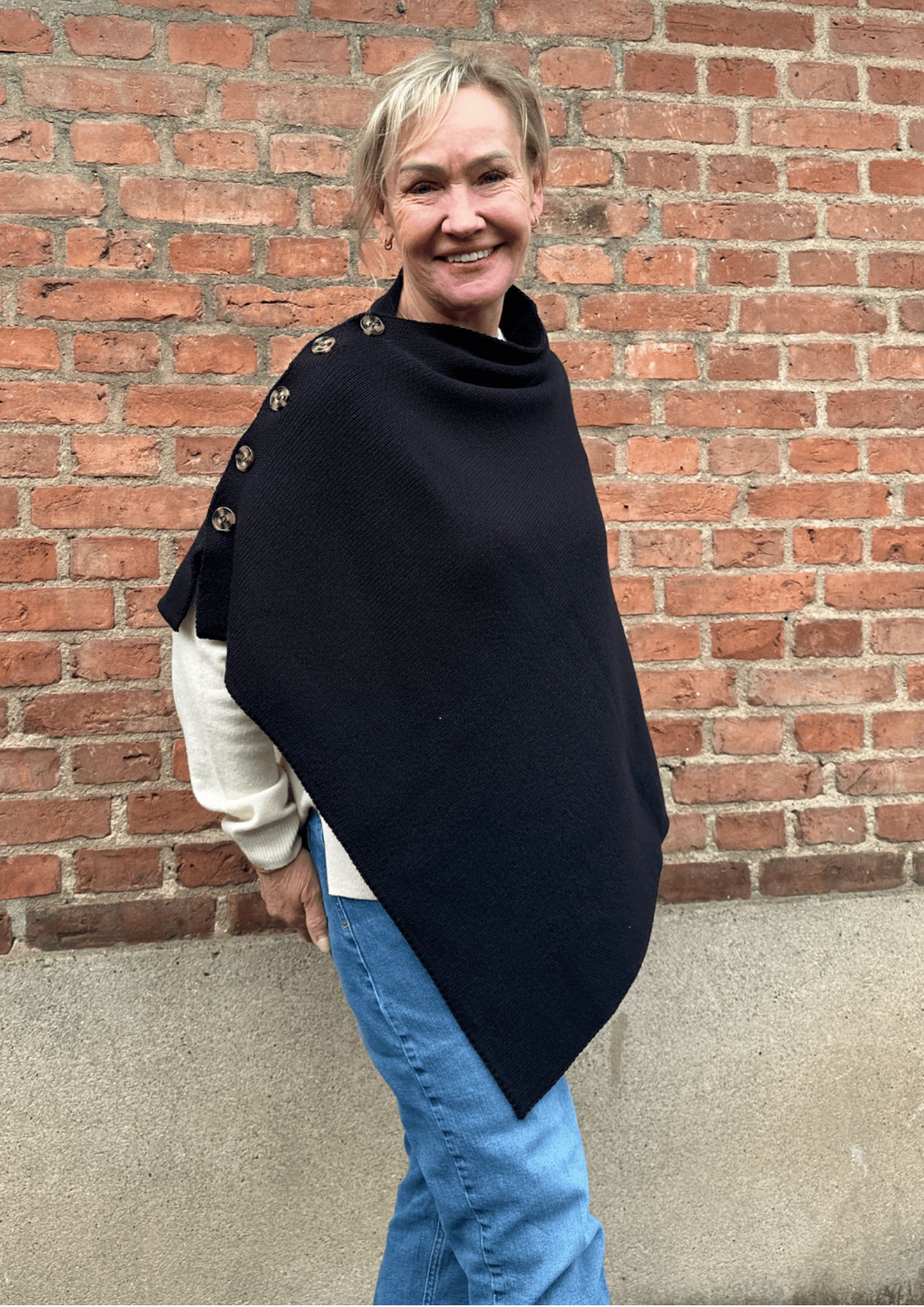 Poncho med knapper - sort Uldplaiden.dk