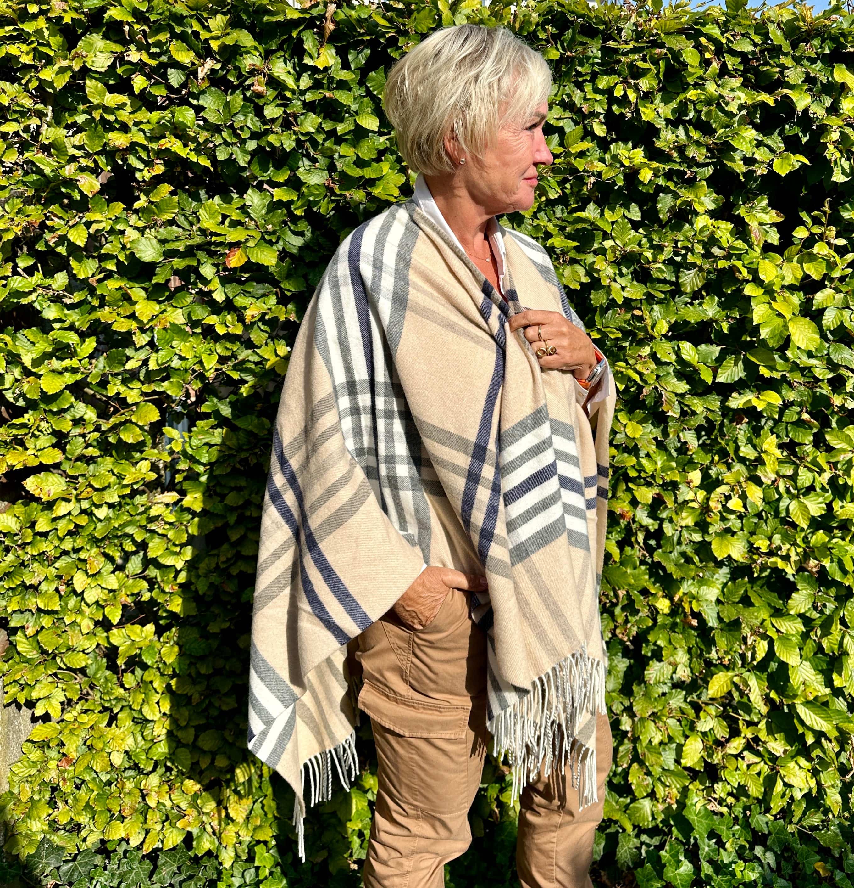 Poncho i 10% Cashmere - Beige m. blå tern Poncho Uldplaiden.dk