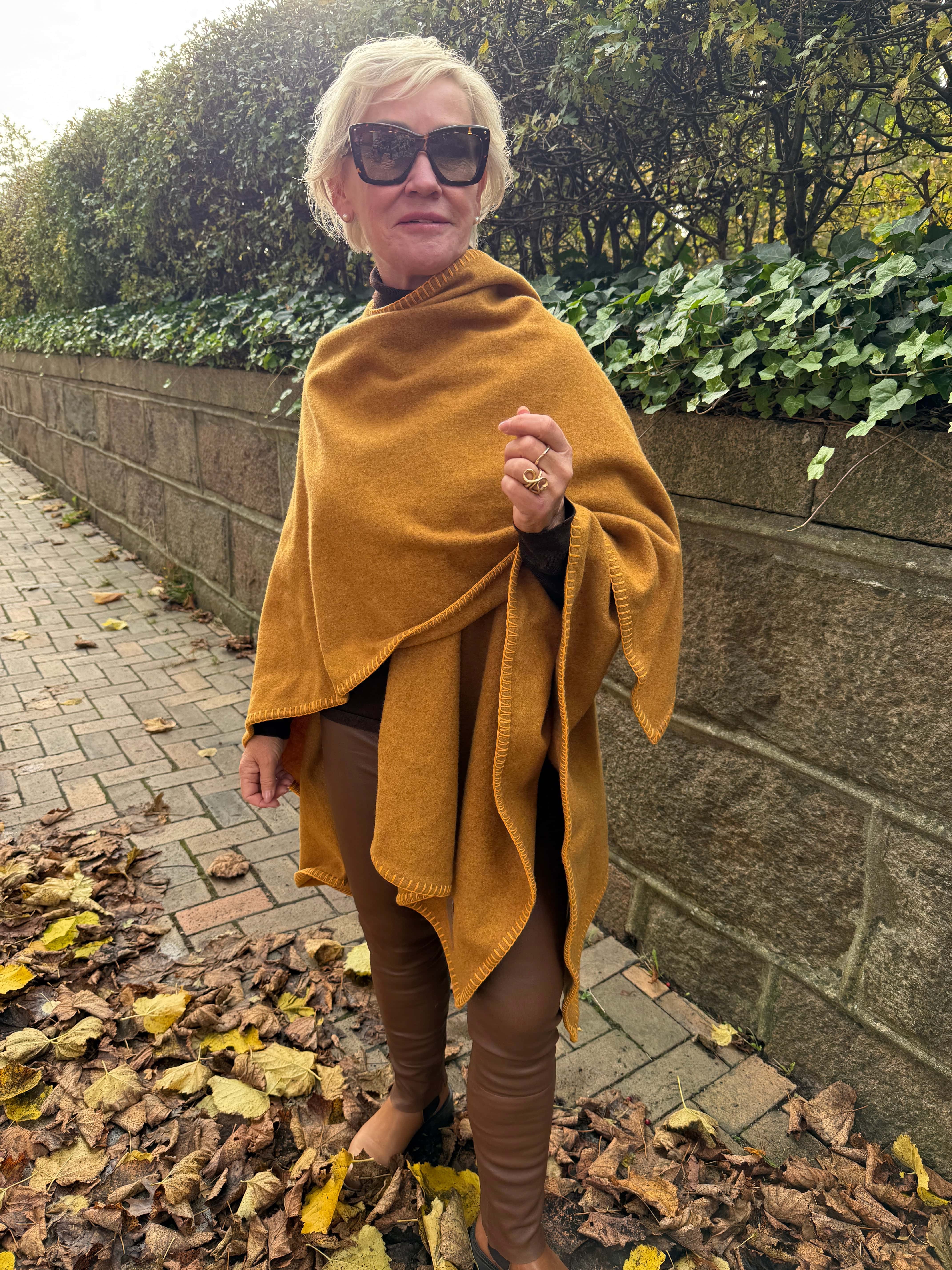 Poncho i 100% merinould - Gul Poncho Uldplaiden.dk