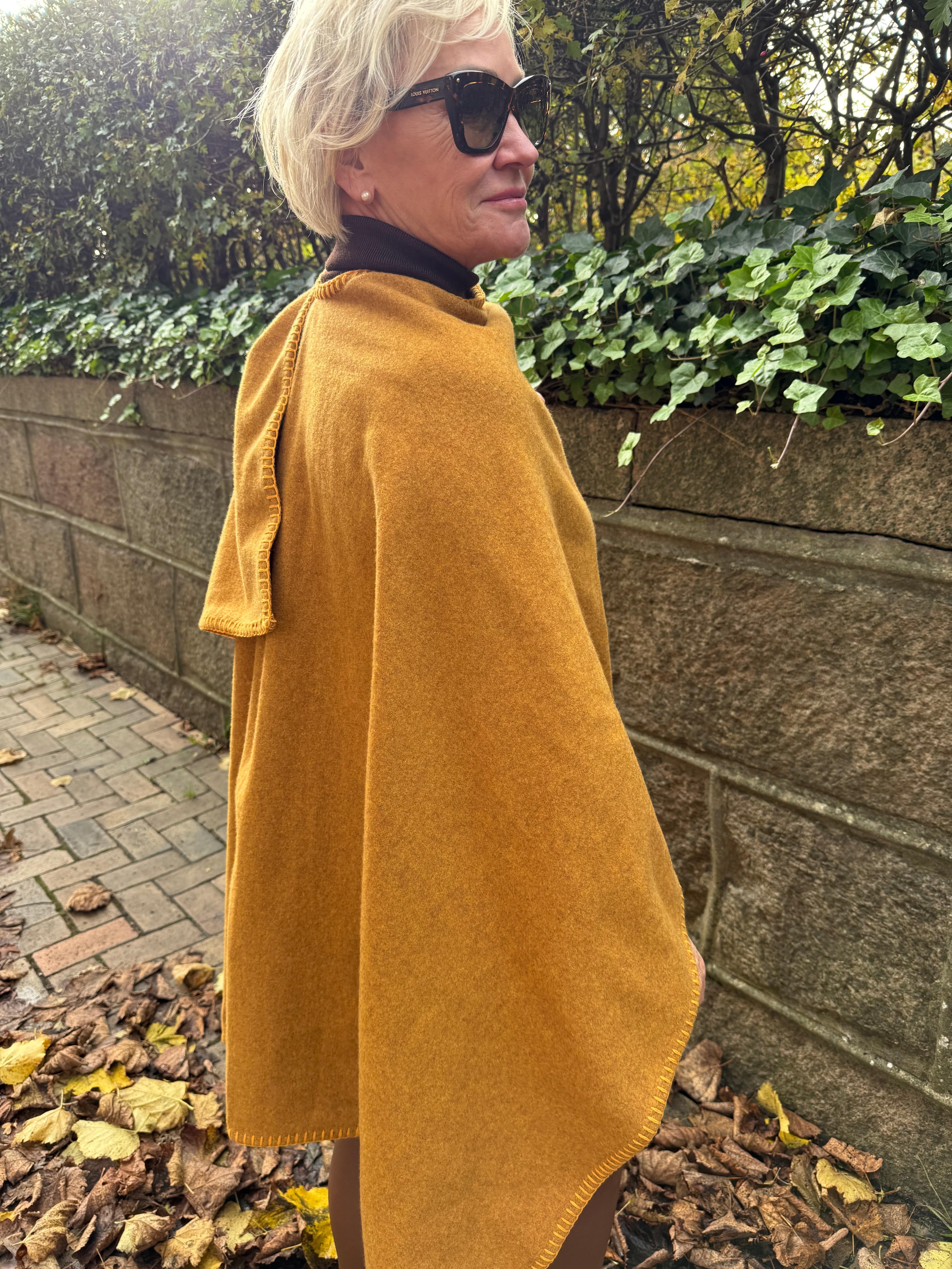 Poncho i 100% merinould - Gul Poncho Uldplaiden.dk