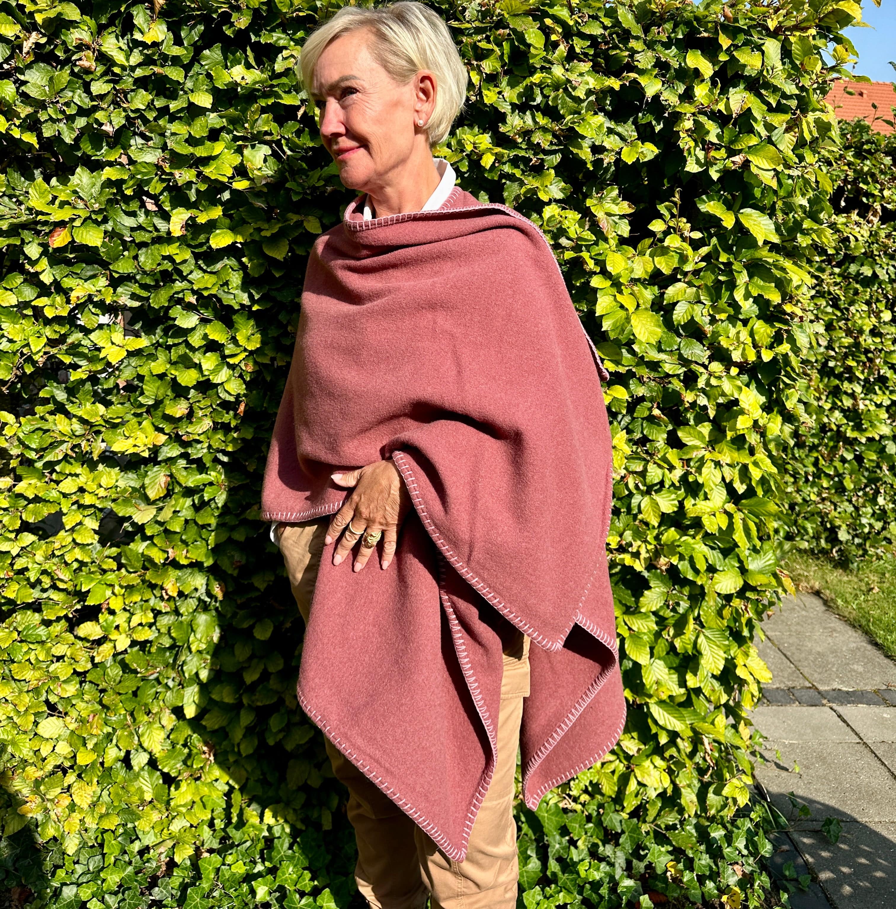 Poncho i 100% merinould - Mørk rosa Poncho Uldplaiden.dk