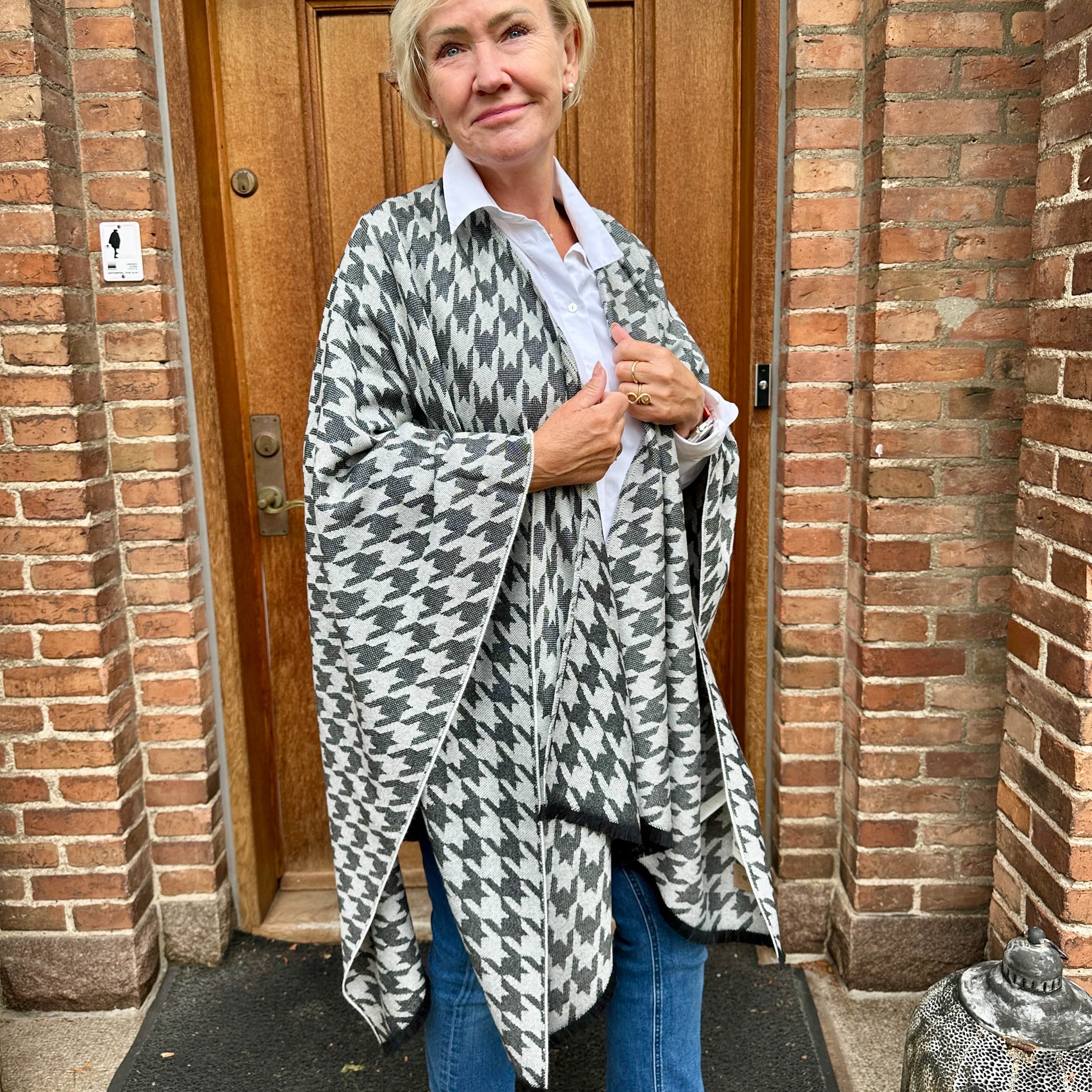 Poncho i 100% uld - Sort/hvid m. mønster Poncho Uldplaiden.dk