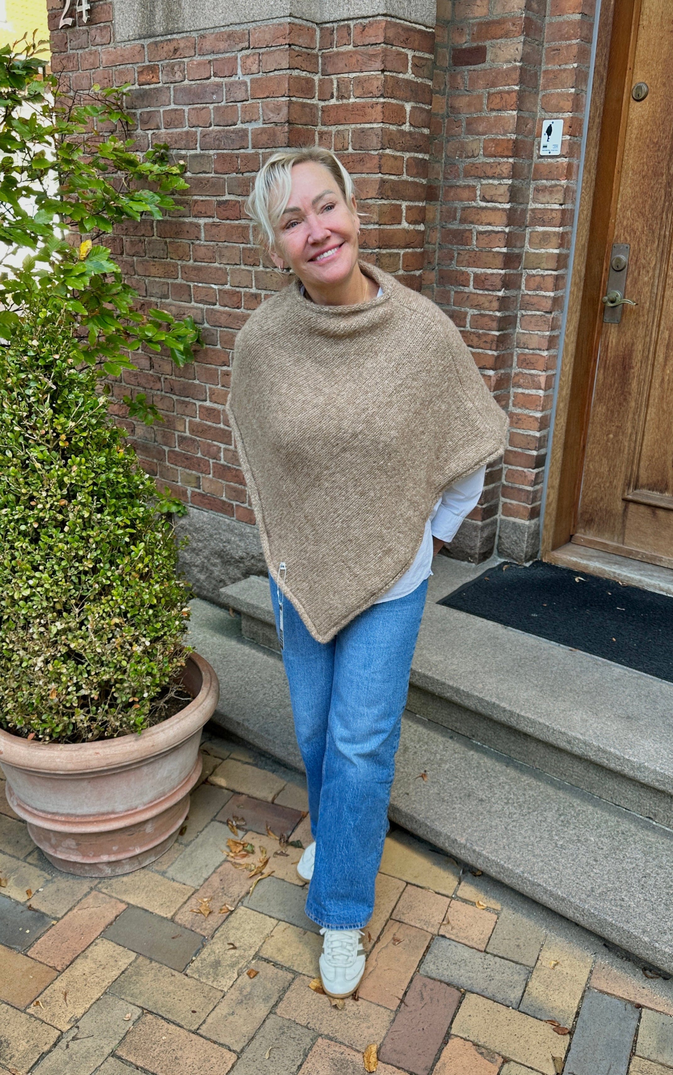 Poncho m. økologisk alpacauld - beige Poncho Uldplaiden.dk