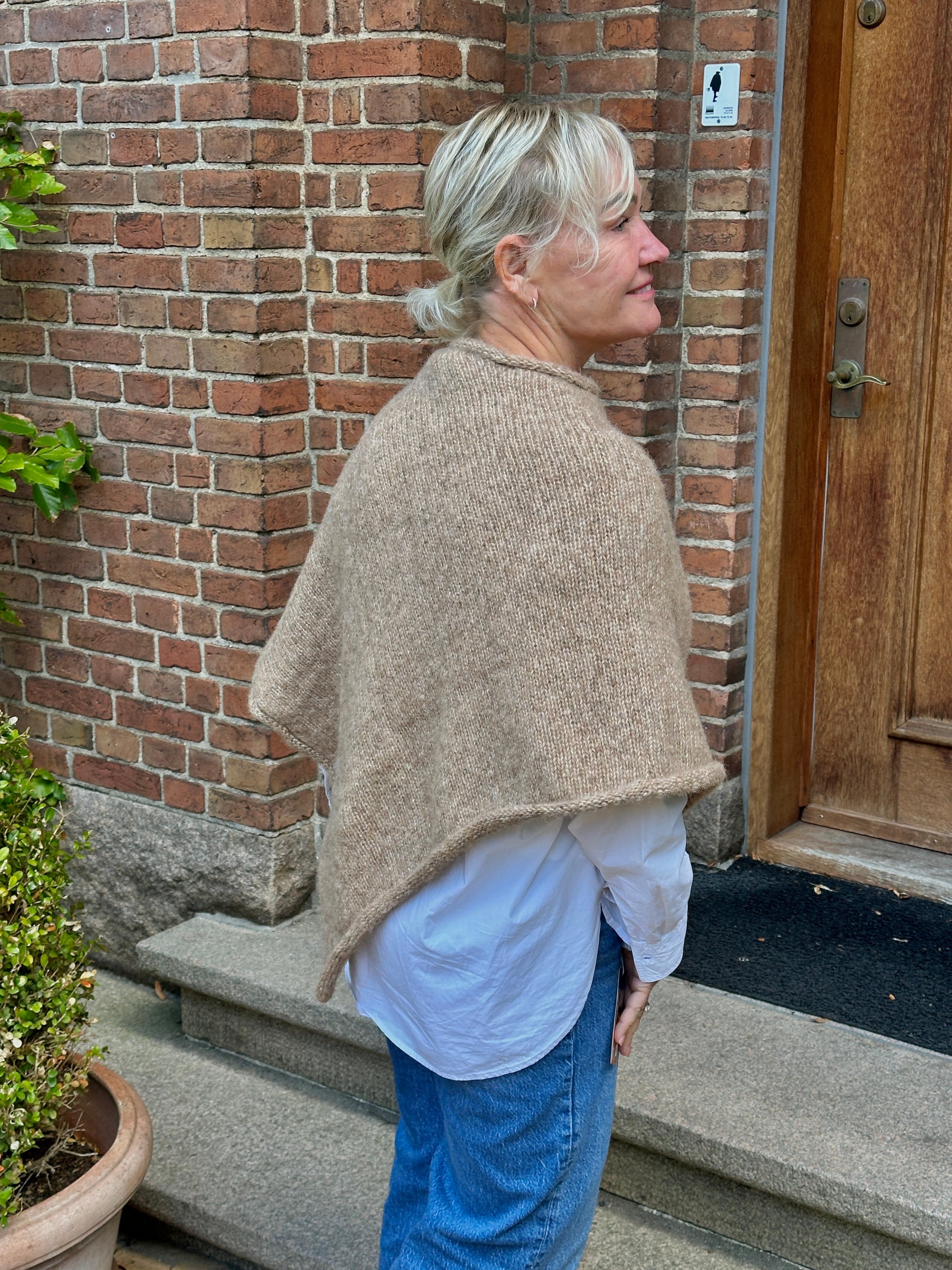 Poncho m. økologisk alpacauld - beige Poncho Uldplaiden.dk