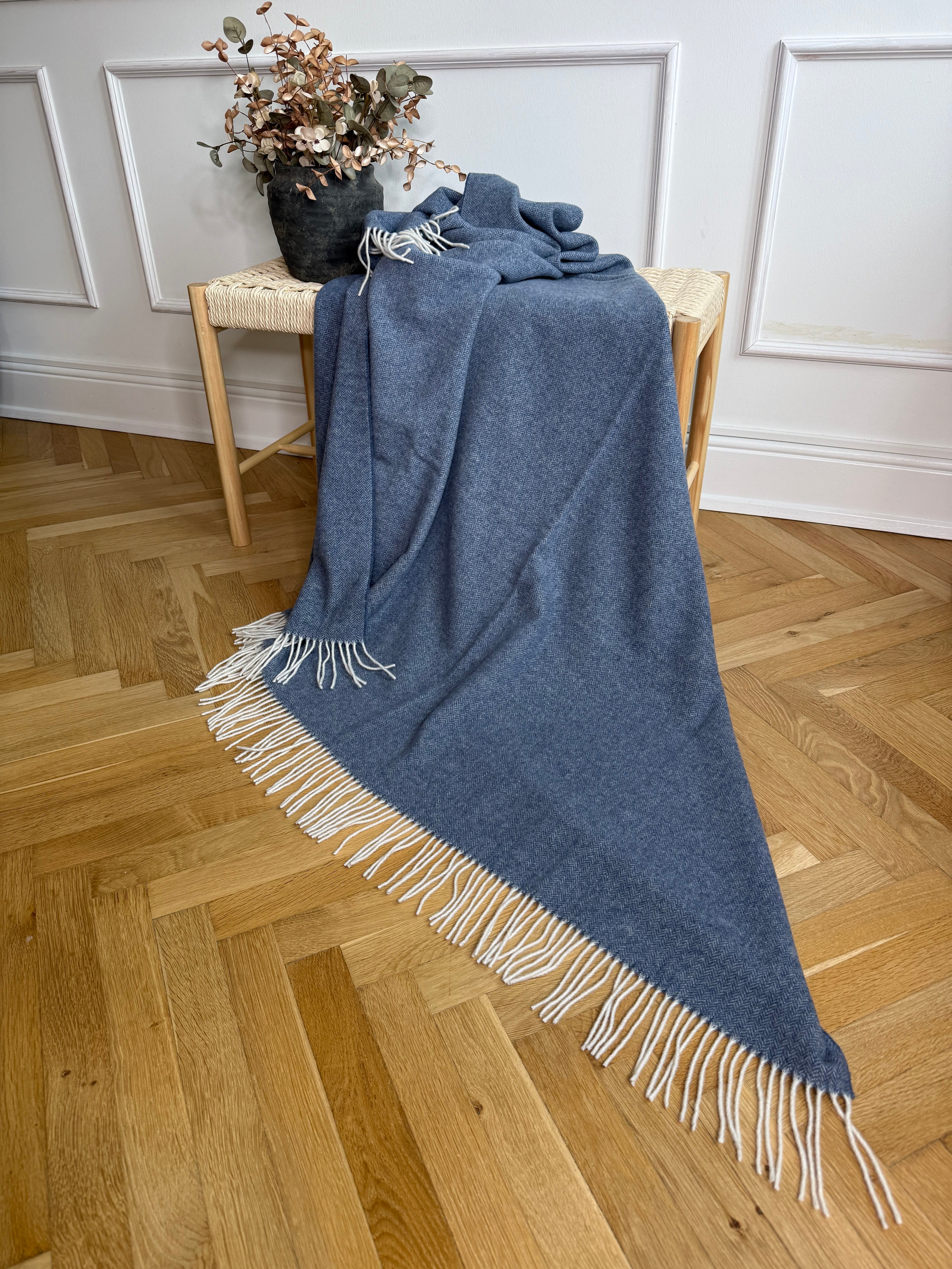 Uldplaid i 10% Cashmere - mørkeblå m. sildebenmønster tæppe Uldplaiden