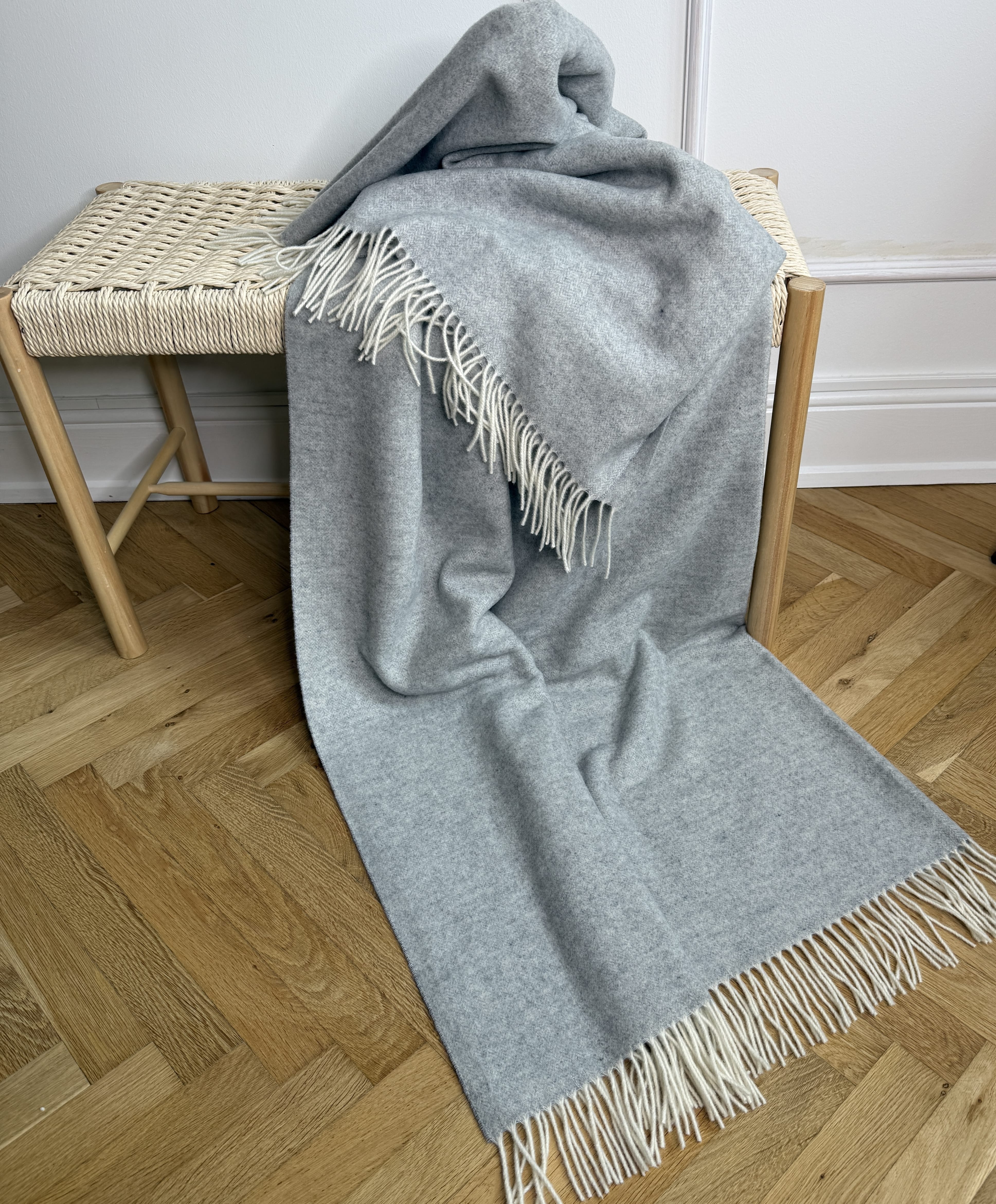 Uldplaid i 10% Cashmere - Lys Grå m. sildebensmønster Uldplaid Uldplaiden