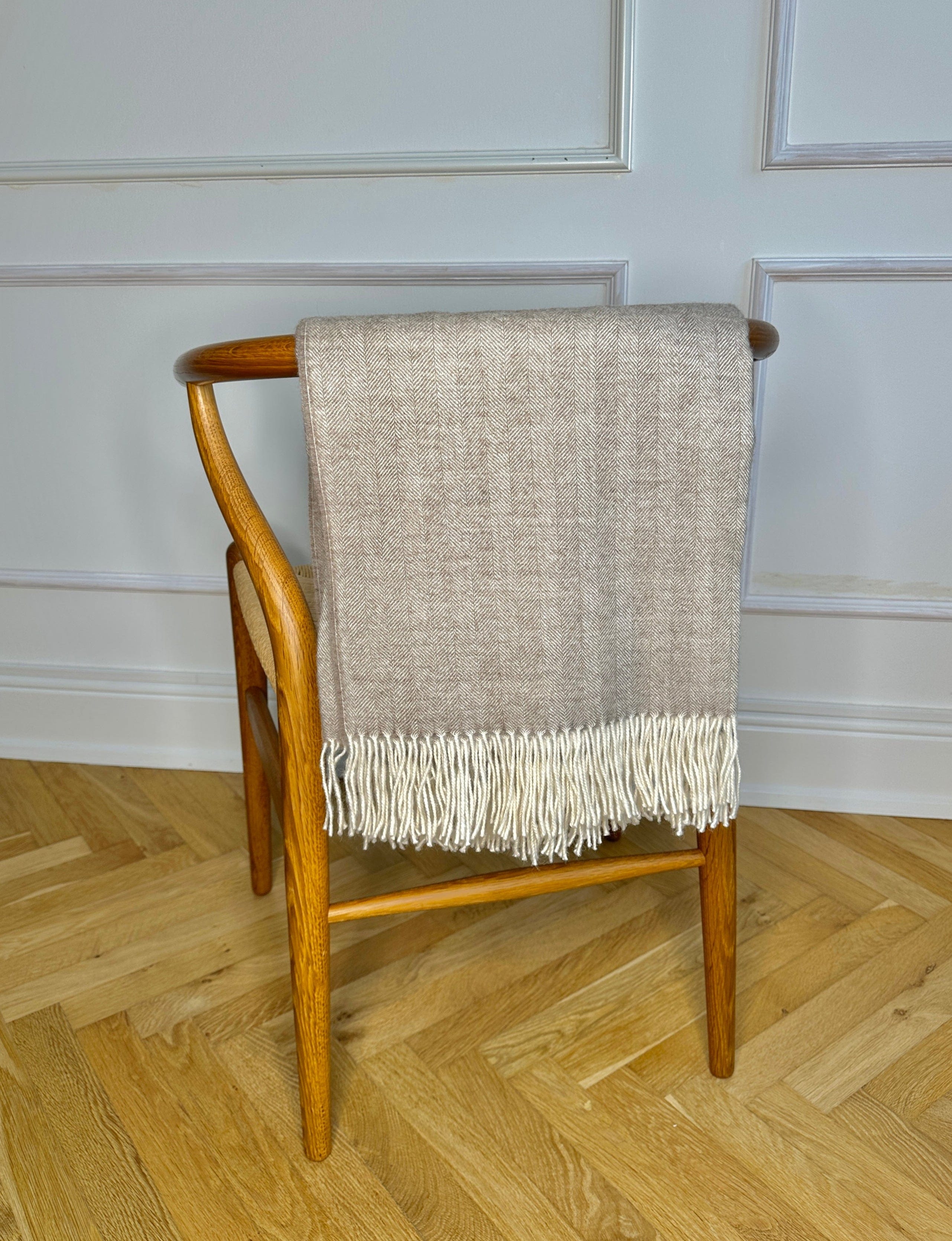 Uldplaid i 100% baby alpaca uld - sand m. sildebensmønster Uldplaid Uldplaiden