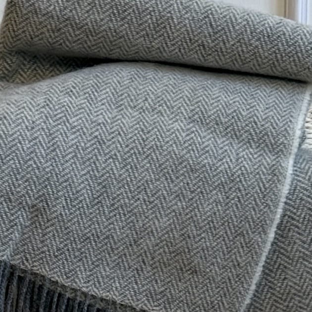 Uldplaid i 100% newzealandsk uld - Lysegrå m. sildebensmønster Uldplaid Uldplaiden
