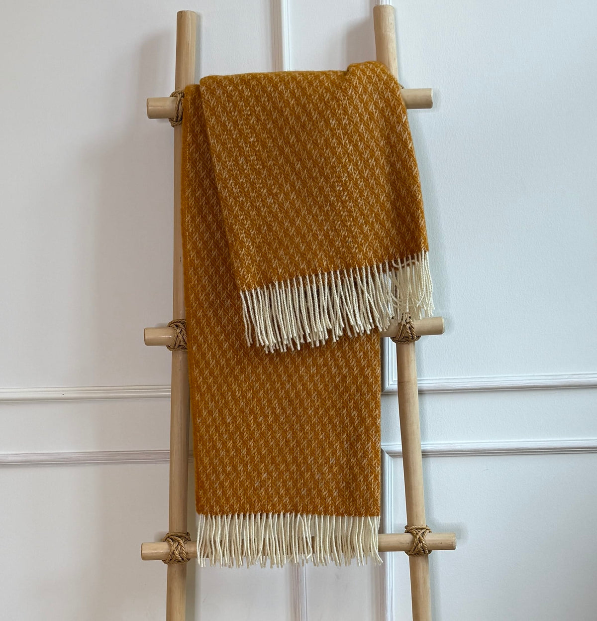 Uldplaid i 100% newzealandsk uld - Mustard Gul m. mønster Uldplaid Uldplaiden
