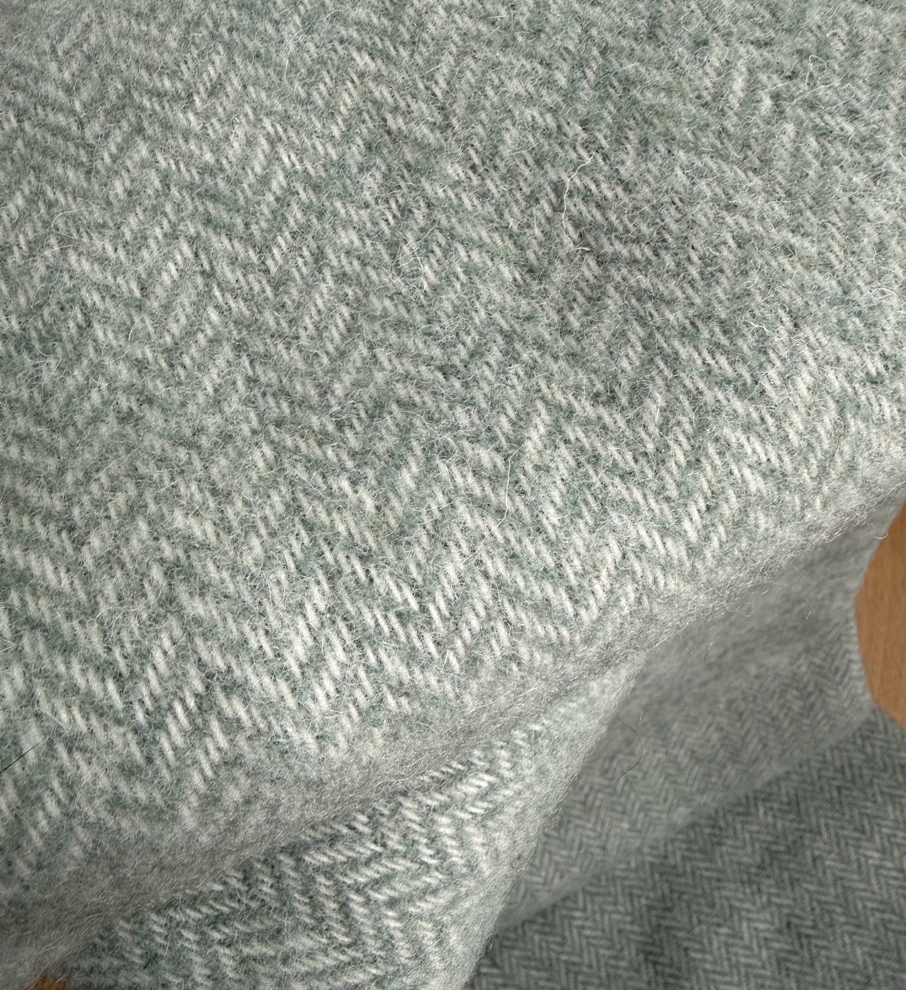 Uldplaid i 100% newzealandsk uld - Smoked green m. sildebensmønster Uldplaid Uldplaiden